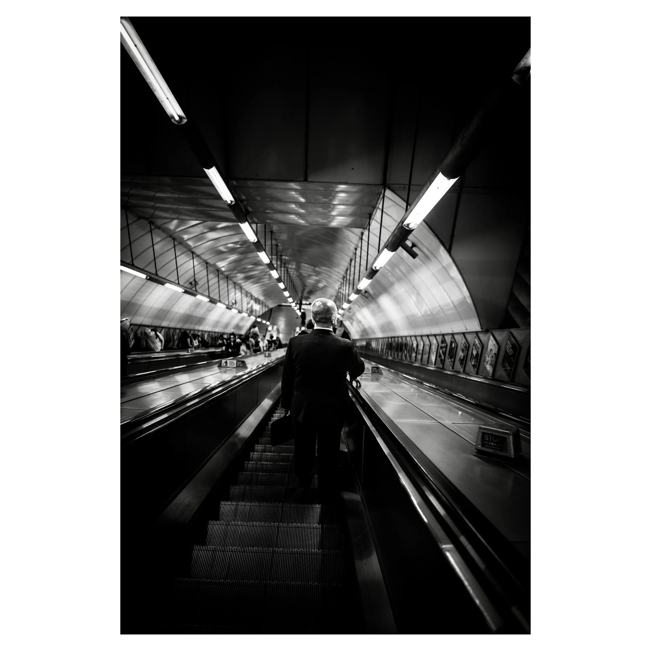 HOW I SEE IT // Passing Through.
.
.
.
#streetphotography
#londonstreetphotography
#streetphotographer
#bnwstreetphotography
#blackandwhitephotography