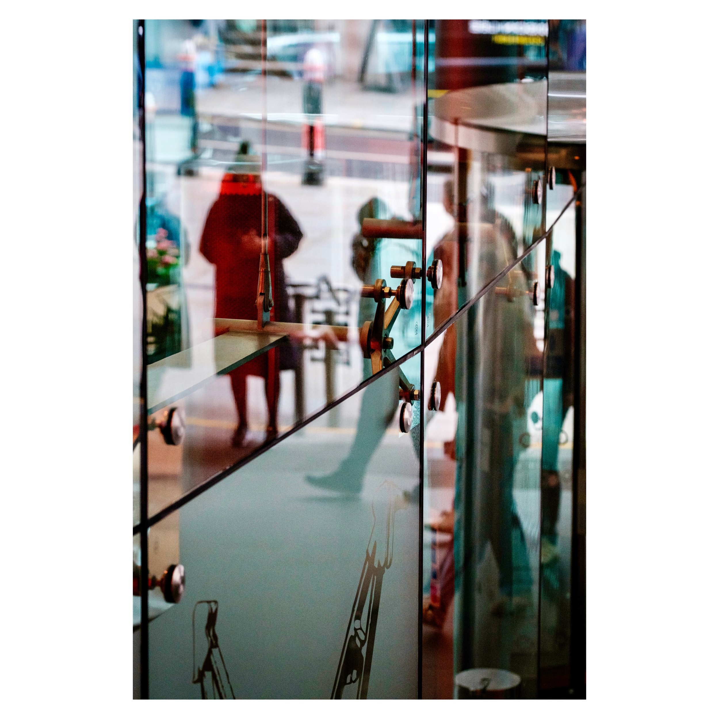 HOW I SEE IT // 135
London 2026.

Five frames from a day spent with a lens I rarely use.

A 135mm changes the way you move, the way you look, and the way you find photographs. Instead of stepping closer, you wait. Instead of immersion, you isolate. S