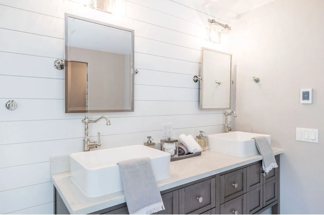 bathroom vanity.JPG