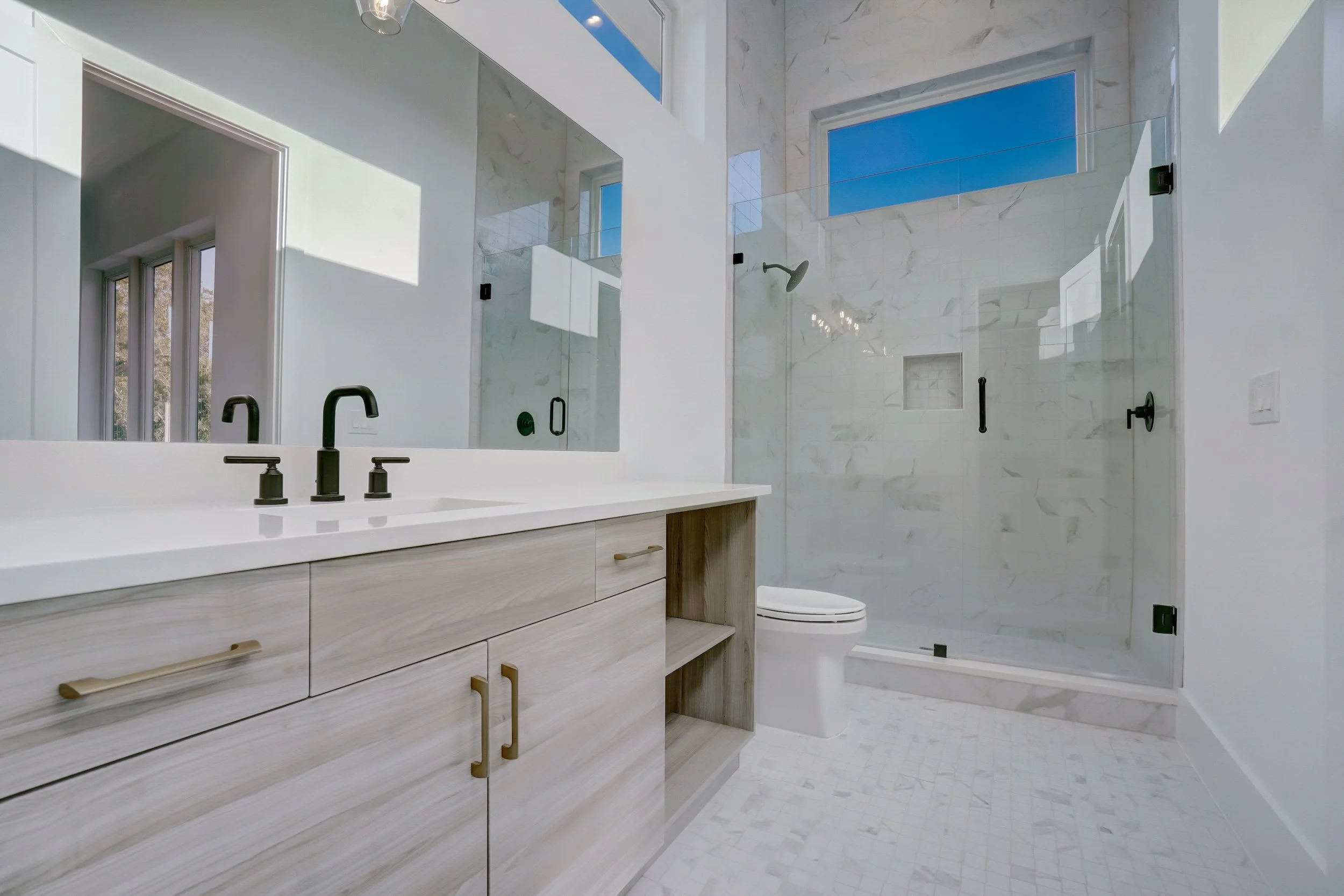 Modern bathroom design with stone tile flooring