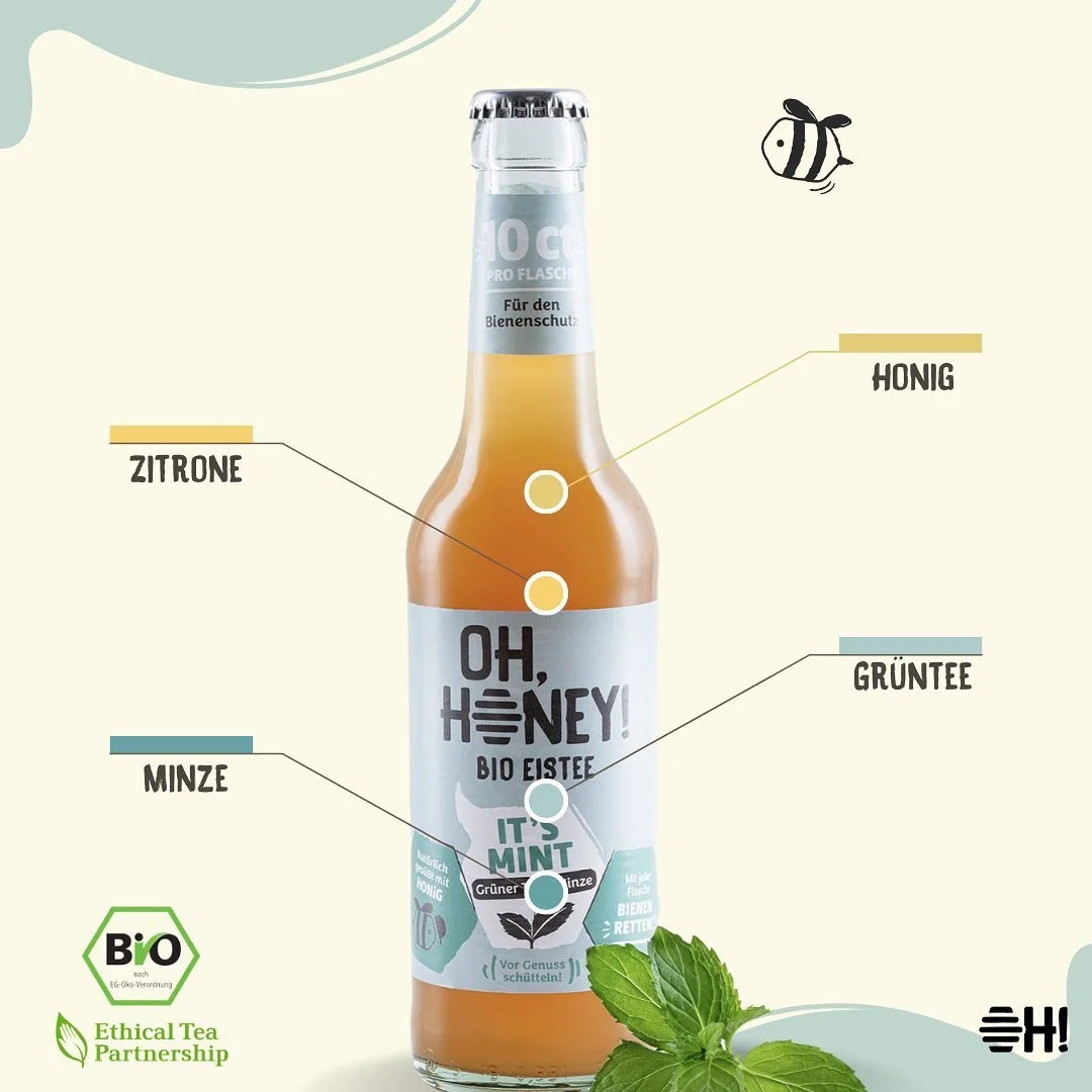 Bierflasche mit Zutatenetikett, beschreibt die Bestandteile Honig, Zitrone, Minze und Grüne Tee, mit ergänzenden Illustrationen von einer Biene und Minzblättern.