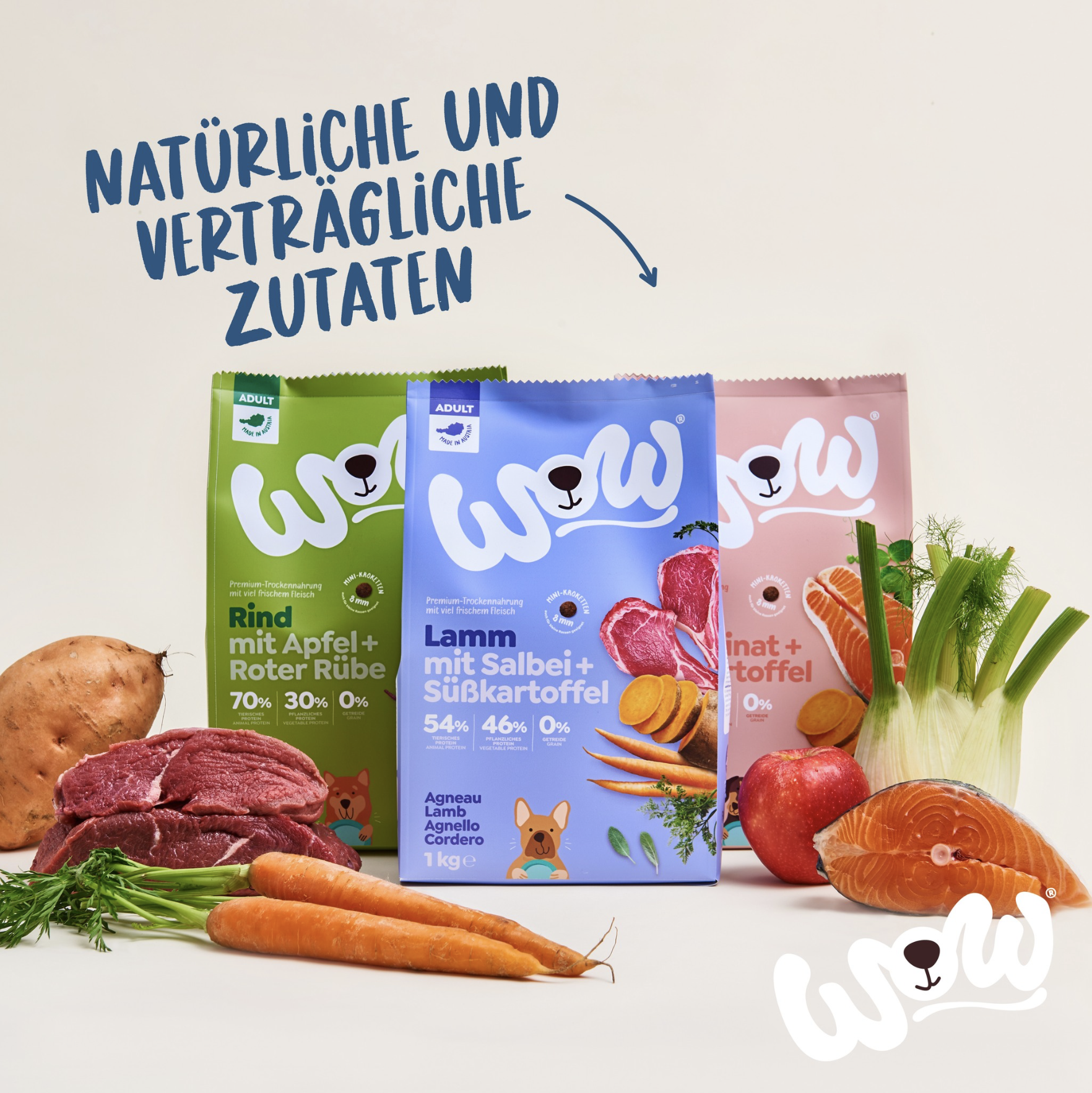 Verschiedene Verpackungen von getreidefreier Tiernahrung mit Bildern von Fleischsorten und Gemüse, umgeben von frischem rohem Fleisch, Karotten, Apfel, Süßkartoffel, Lauch und Süßkartoffeln.