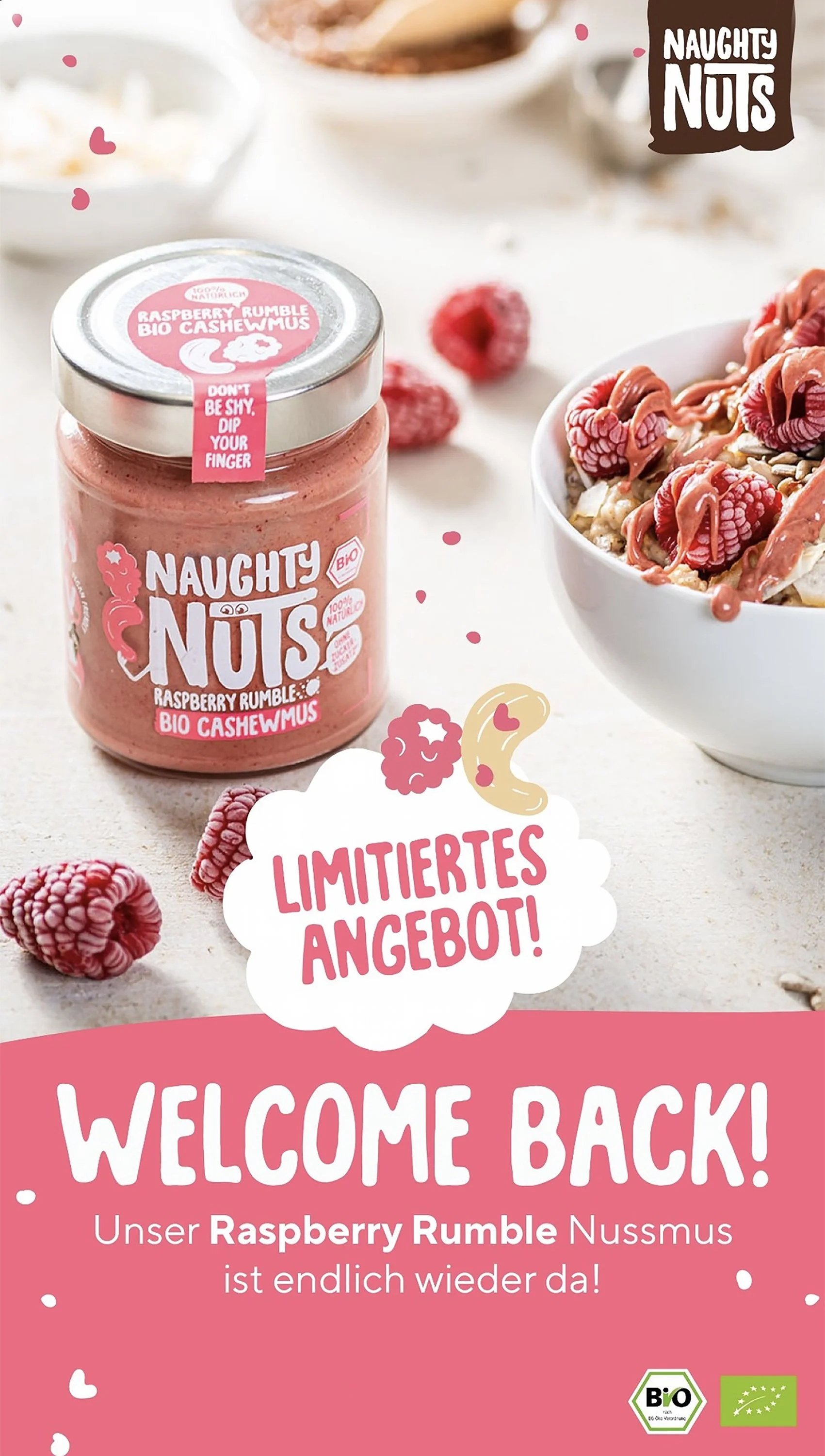 Werbetafel für nu naughty nuts mit Bio Himbeer Cashew Mus und einem Obstsalat mit Himbeeren auf einer weißen Schüssel. Text in Deutsch: Begrüßung, Angebot, Bio-Siegel und grünem europäischen Bio-Label.