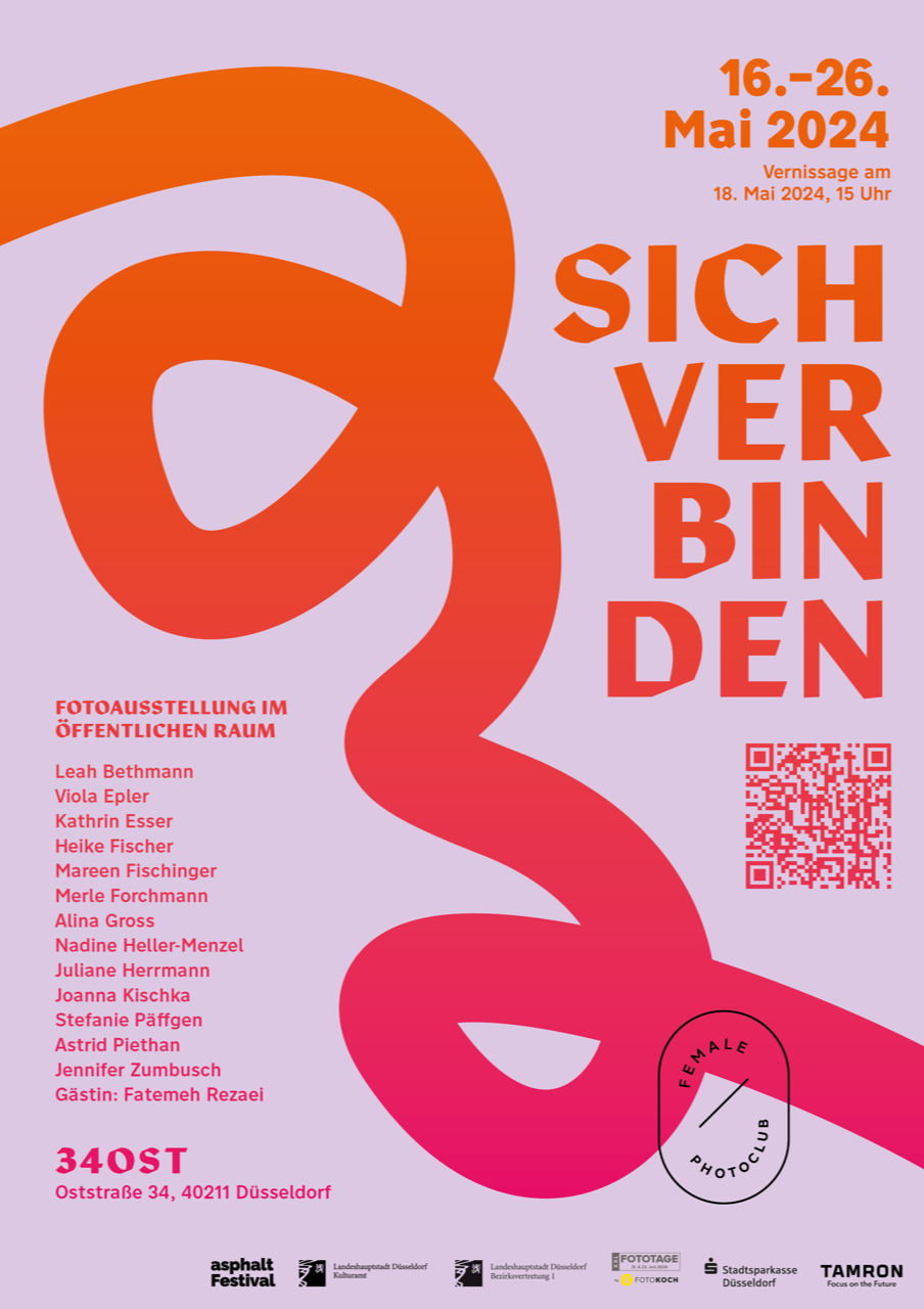 Veranstaltungsplakat für eine Fotoausstellung mit dem Titel "SICH VERBINDEN" vom 16. bis 26. Mai 2024 in Düsseldorf, Eröffnung am 18. Mai 2024, 15 Uhr, mit Liste der Künstlerinnen und Gästen, QR-Code, Logos der Förderer.