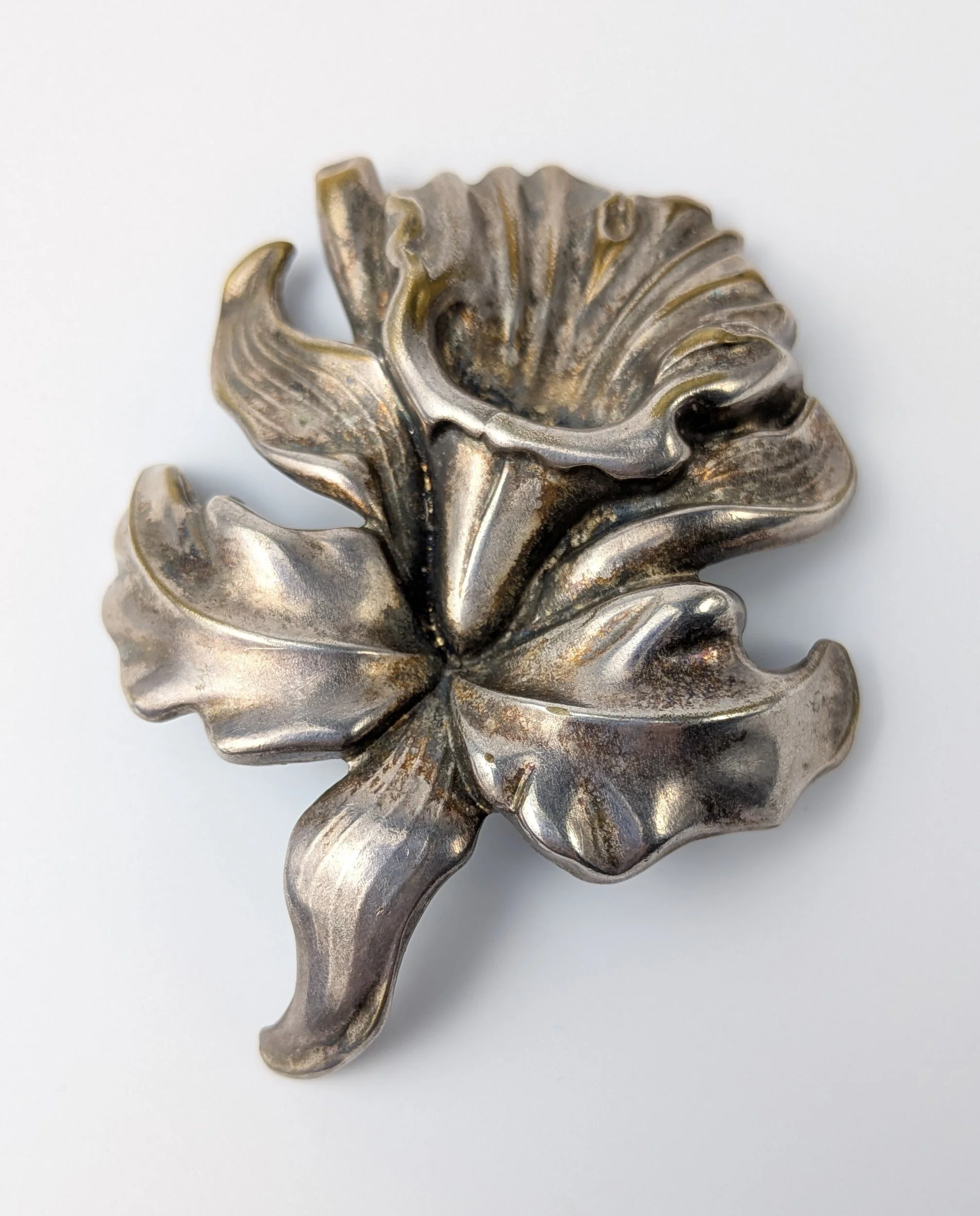 Daffodil Dress Clip Silver Tone Pot Metal 1.jpg