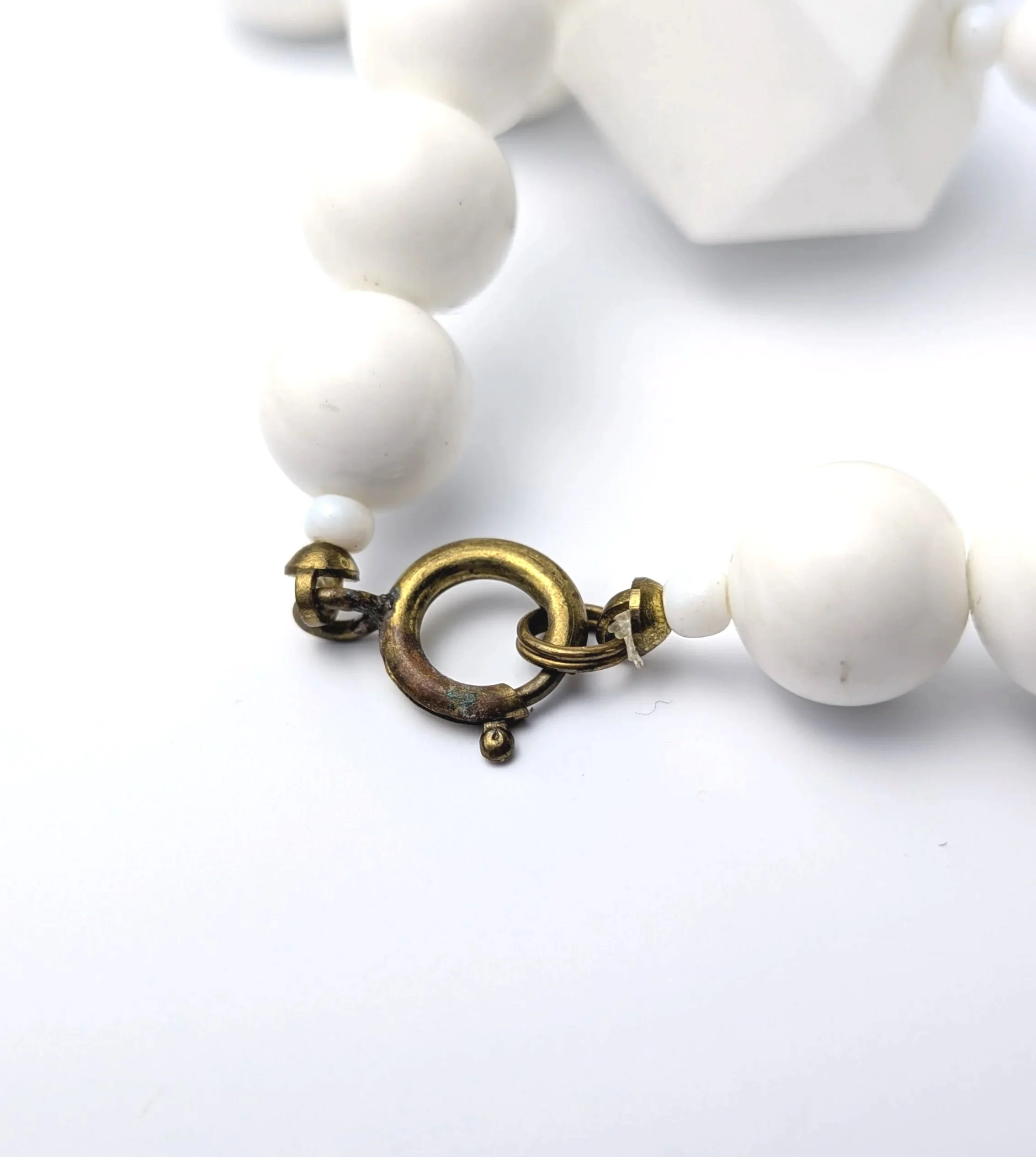Vintage+White+Geometric+Plastic+Bead+Necklace+Mid+Century+Modern+Statement+1960s+8.jpg