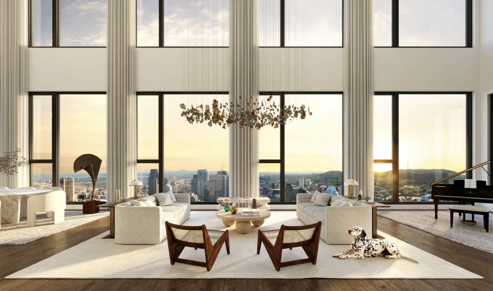 Salon moderne avec grandes fenêtres offrant une vue sur la ville, décoration élégante avec meubles en crème, lampadaire, chandelier suspendu, chien dalmatien allongé sur le tapis.