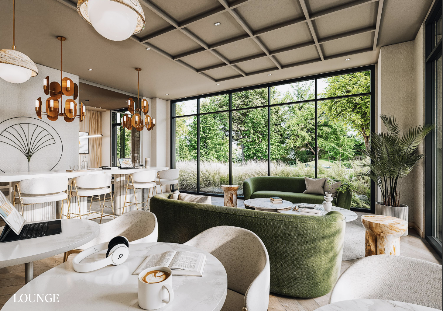 Salon moderne avec grandes fenêtres donnant sur un jardin vert, canapés verts et beige, tables en marbre, luminaires suspendus en métal brun, décor épuré avec plantes et objets décoratifs, espace de détente et de travail.
