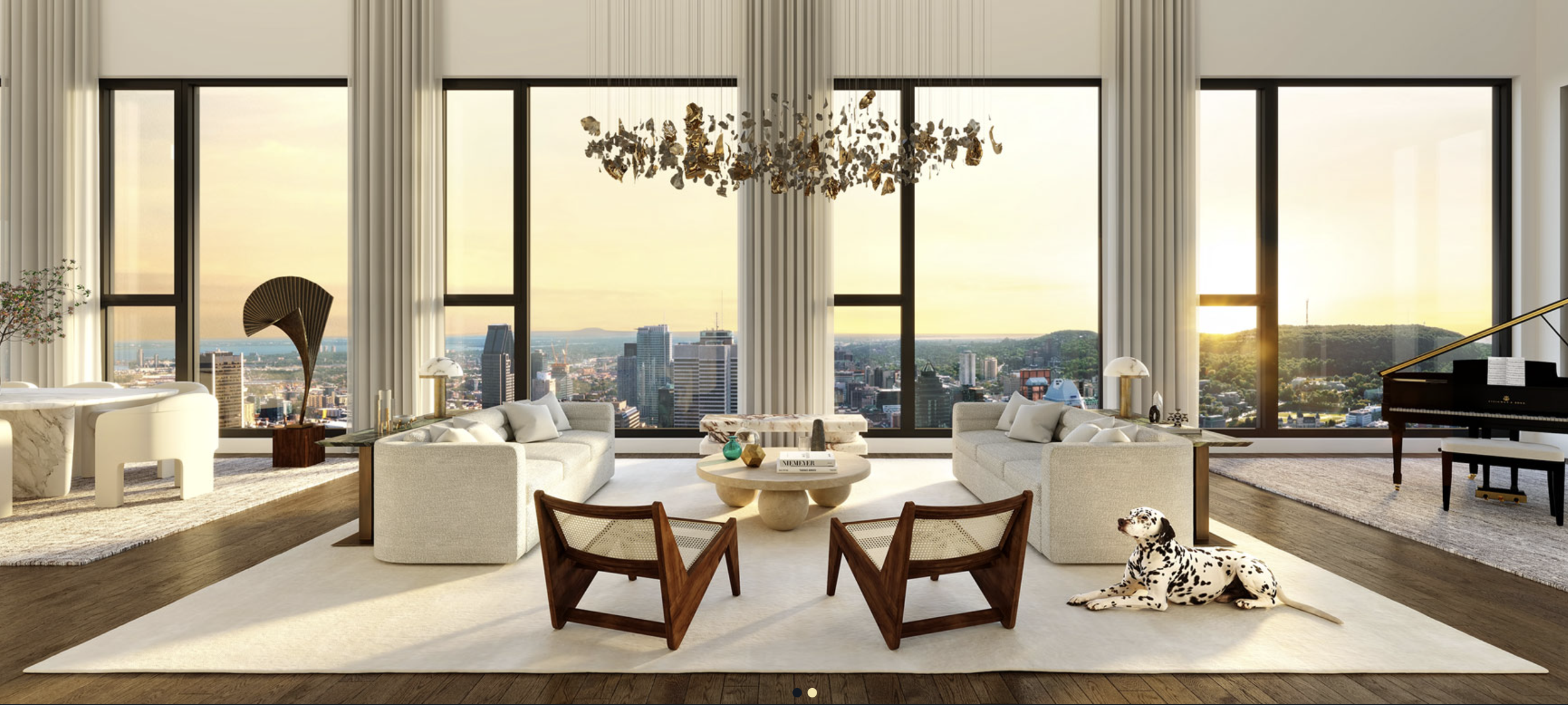 Salon contemporain avec vue sur la ville, canapé blanc, table basse, chaises en bois, piano noir, grand fenêtres avec rideaux blancs, décoration moderne.
