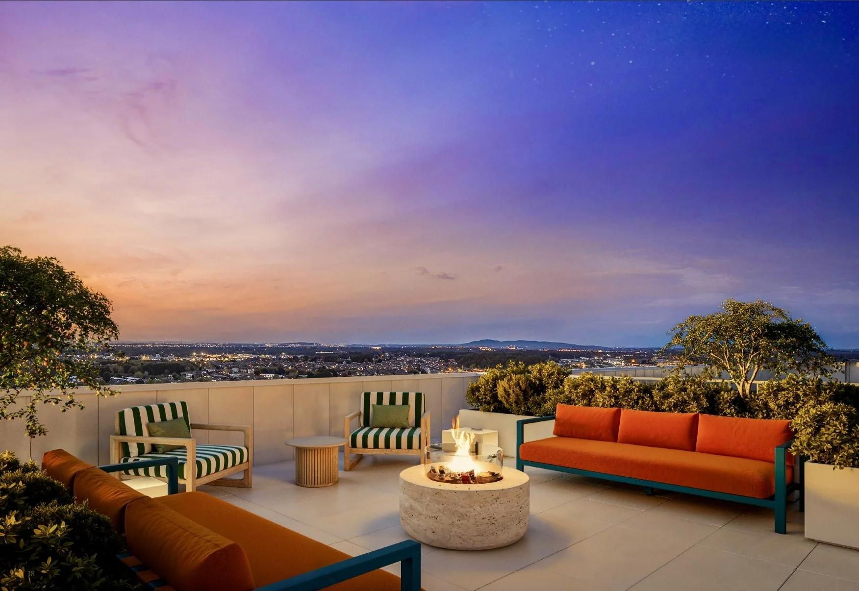 Terrasse avec mobilier d'extérieur orange et vert, vue panoramique sur une ville illuminée au crépuscule, ciel avec étoiles et couleurs de coucher de soleil.