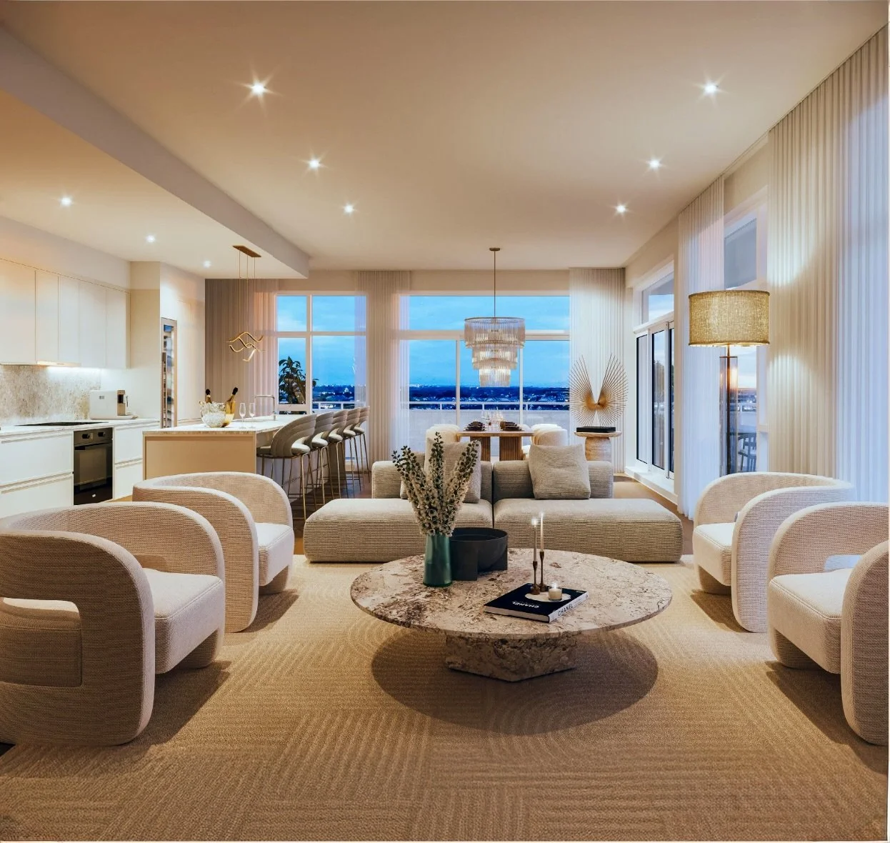 Salon moderne avec canapé beige, fauteuils blancs, table basse en pierre, grande fenêtre offrant une vue panoramique, décorations élégantes et éclairage chaleureux.