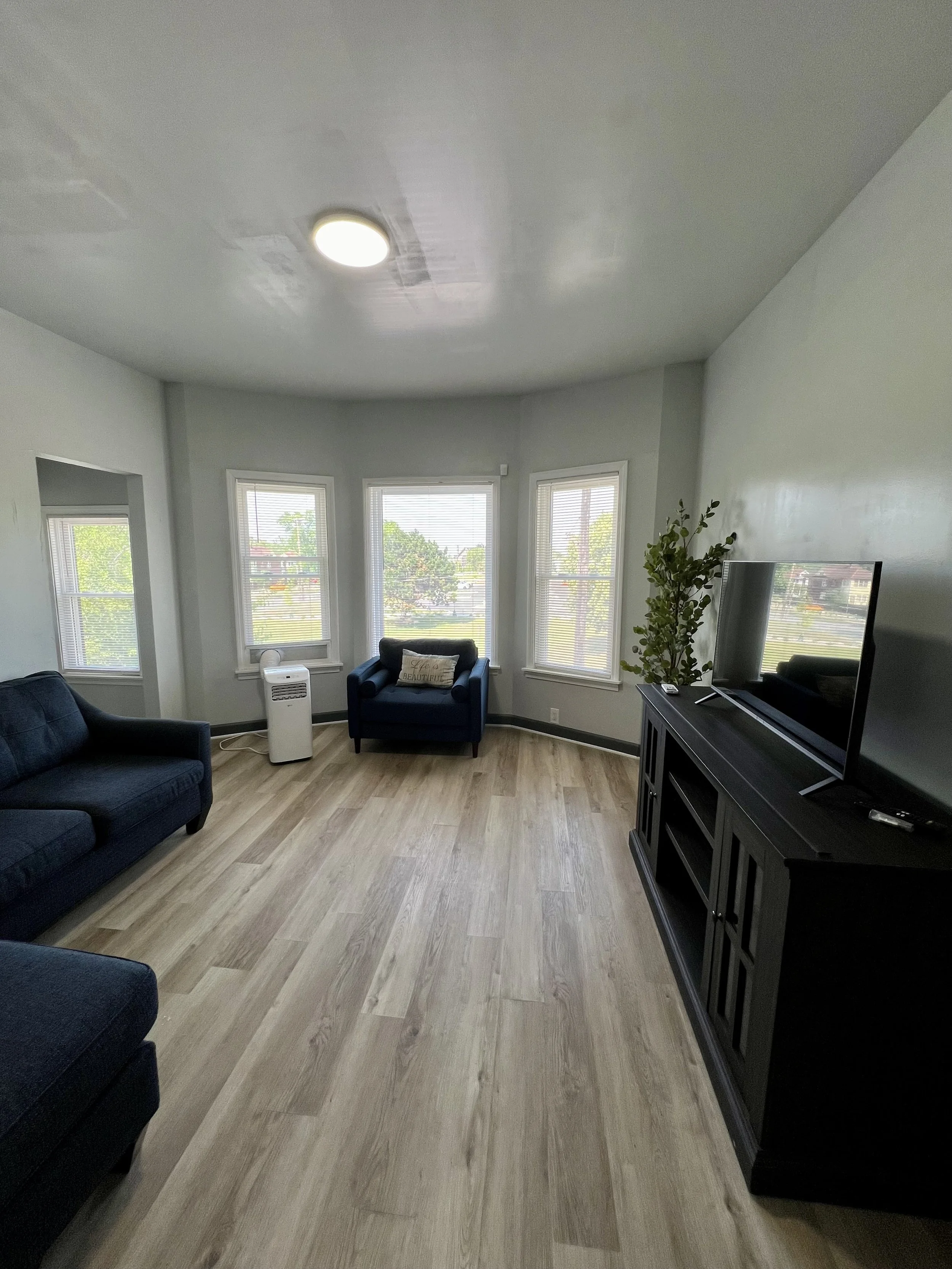 6077 Living Room.jpg