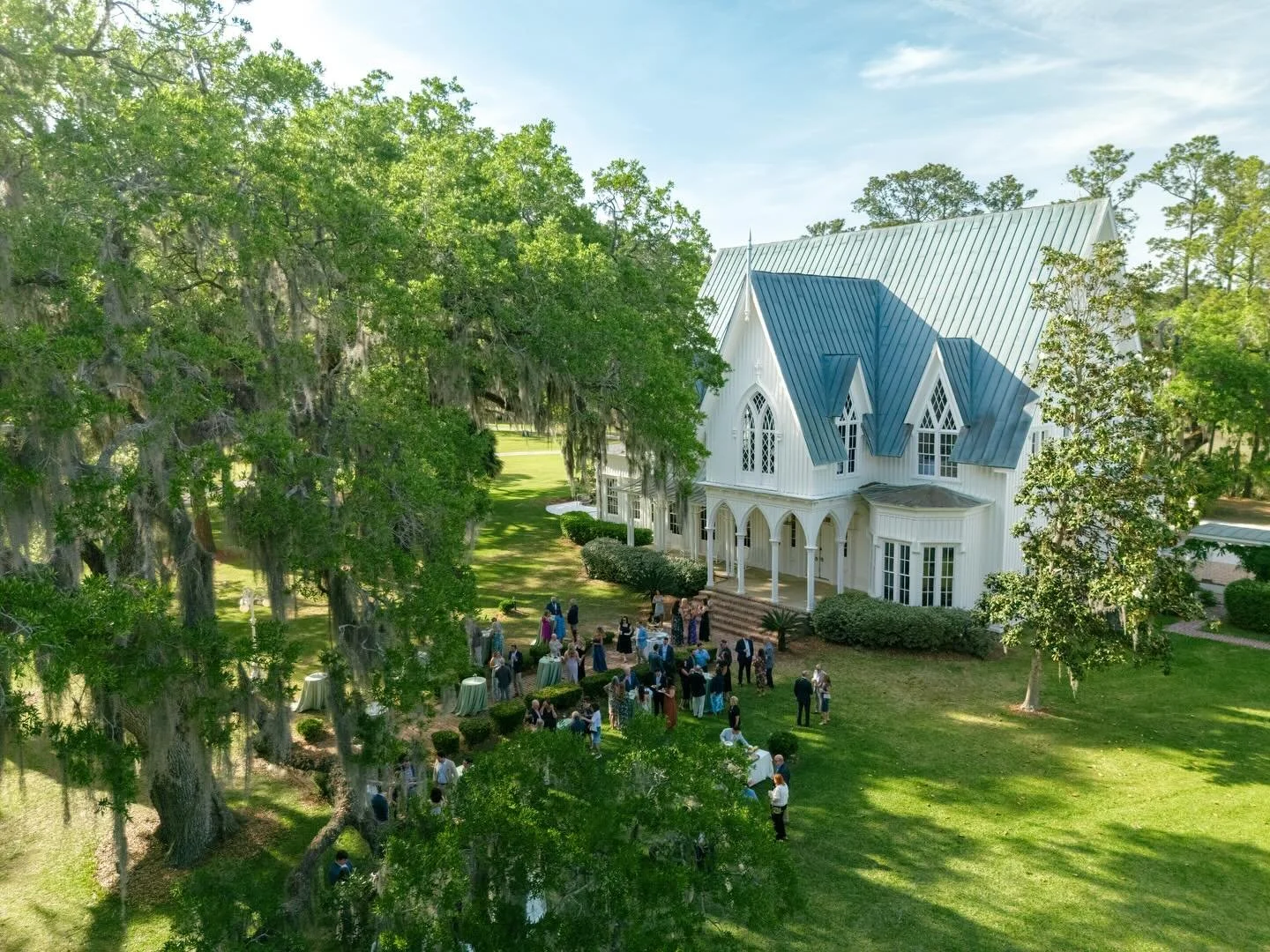Not even close to spring over here&hellip; but I am absolutely daydreaming about warm, golden afternoons in South Carolina.

There is something about a venue with presence. The crown molding. The chandeliers. The depth of a historic billiards room. T