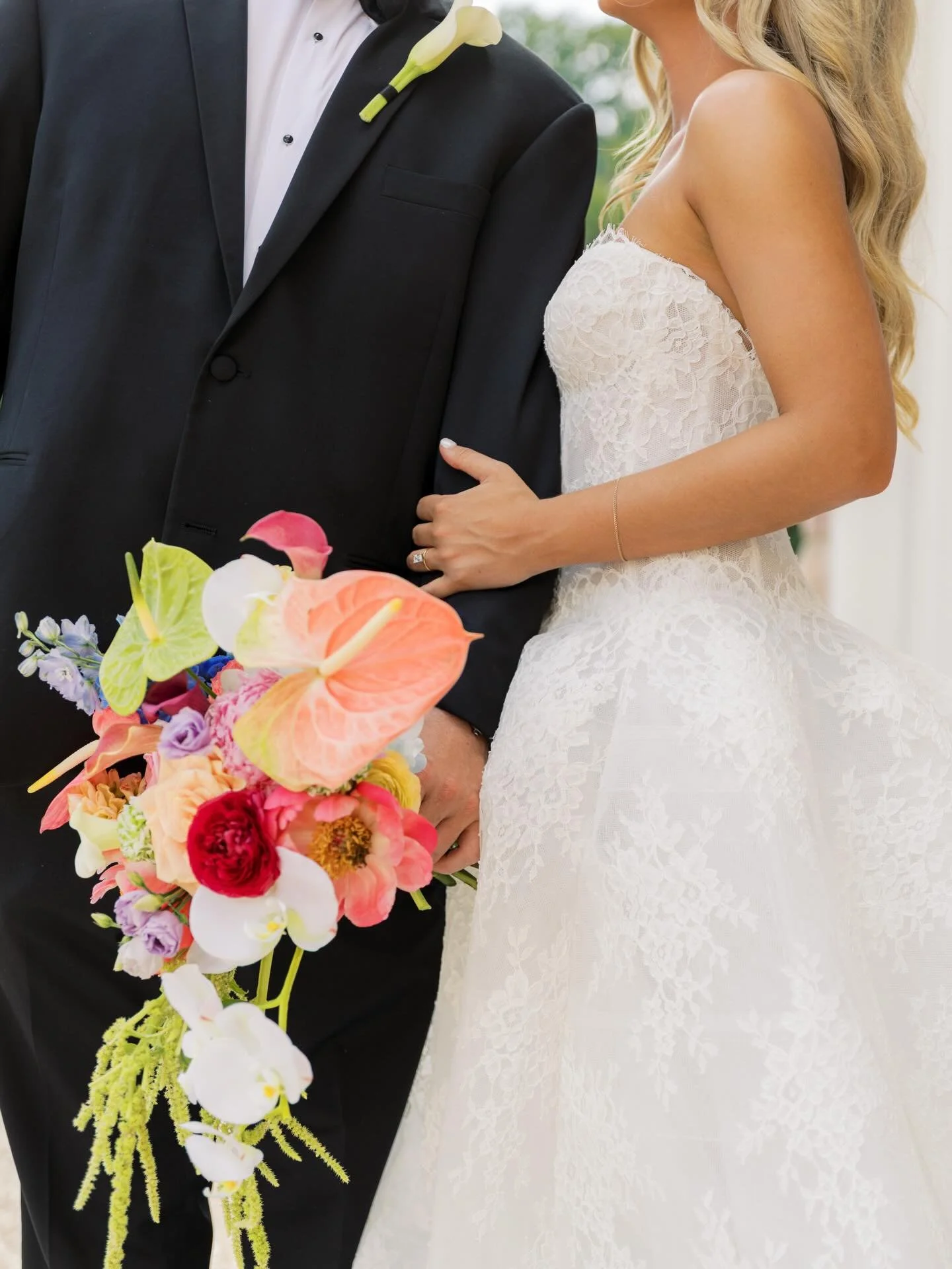 A study in contrast, and the kind that feels effortless.

Kayla and Zack&rsquo;s day held both ends of the spectrum so beautifully&hellip; vibrant, overflowing florals layered with color and movement, paired with portraits that feel timeless, refined