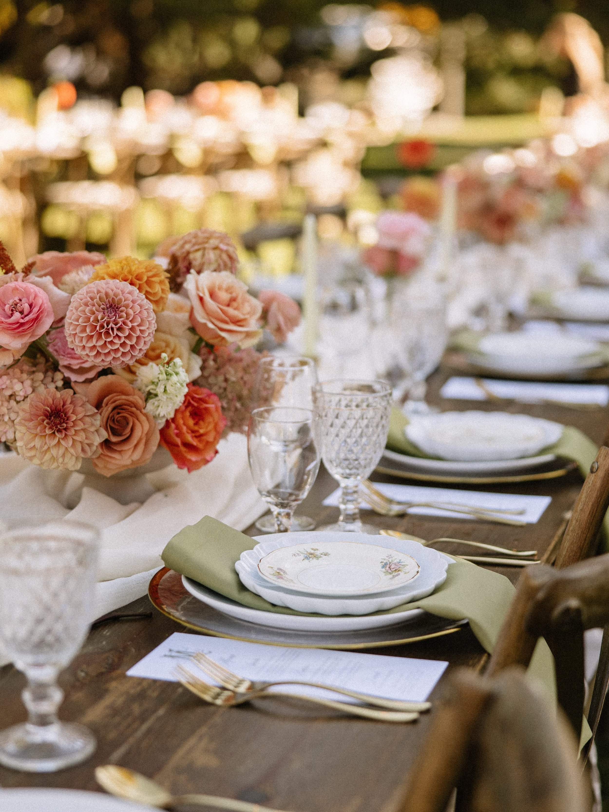 A love letter to fall in Teton Valley.
Garden roses, dahlias, layers of soft peach and blush, touches of sage, and the most beautiful autumn light. Every detail felt romantic, effortless, and perfectly suited to the season.

Teton Valley, you really 