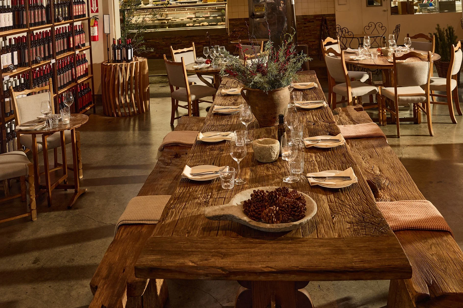 Ettore, convivial table
