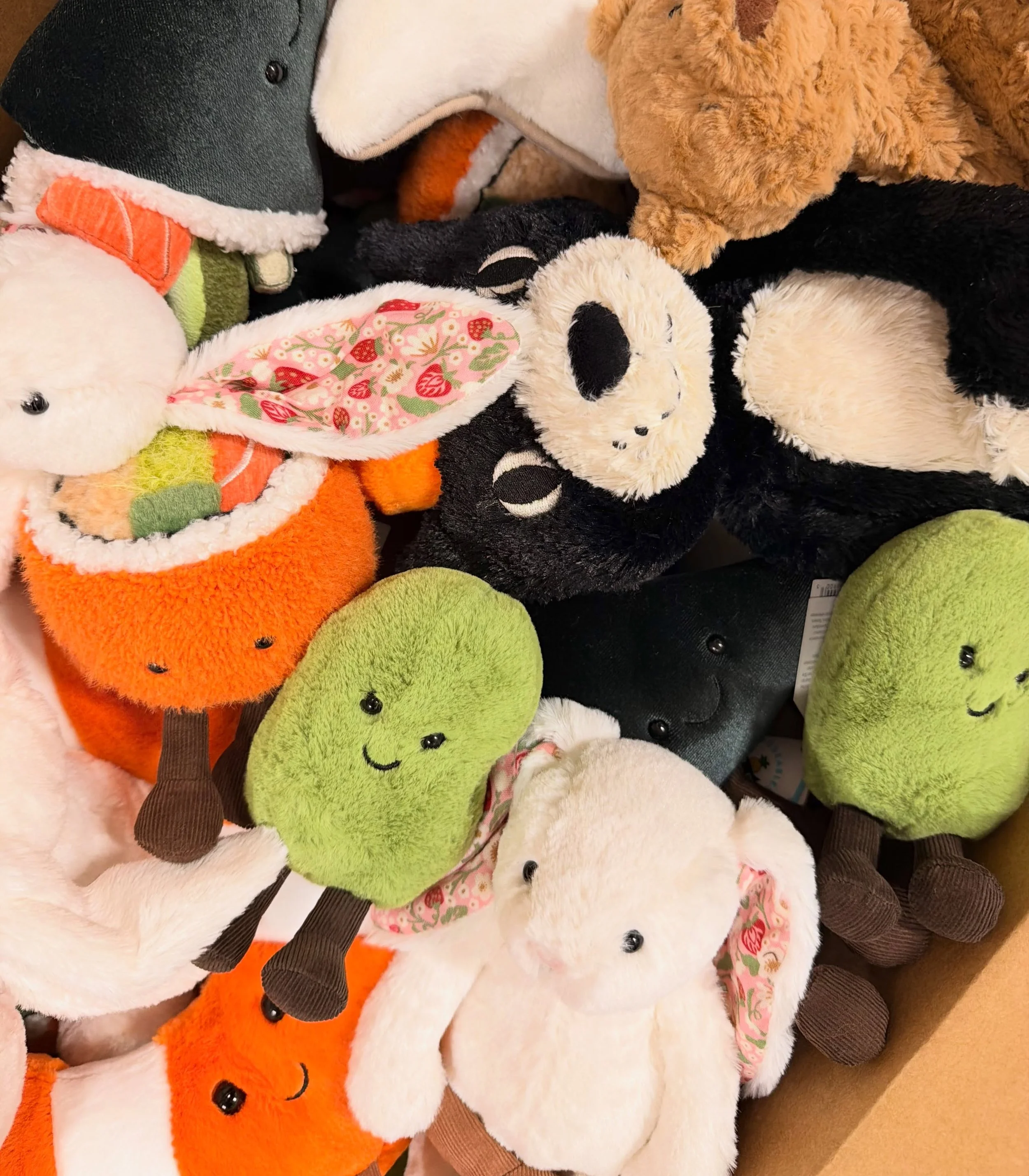 Opening a box filled with Jellycats is the definition of happiness 🍱🐰🐻 we pride ourselves on having all the rarest, newest and highly sought after Jellies #reliquaire