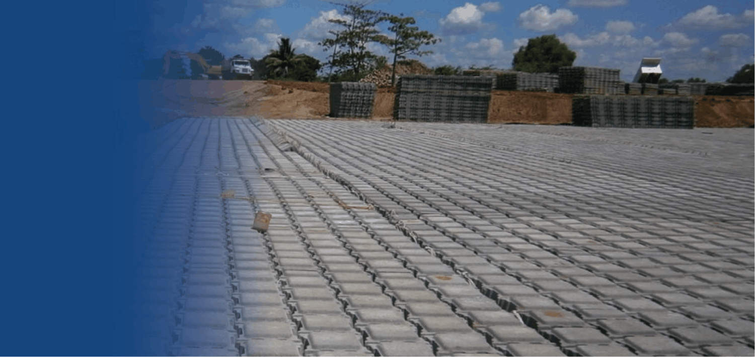Vista de una construcción con piso de ArmorFlex y Armorloc protegiendo el terreno contra carga pesada.