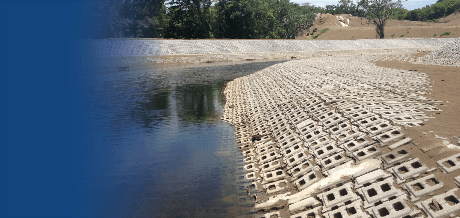 Estructuras de Armorflex y A-Jacks en la orilla de un río protegiendo la orilla de un muelle