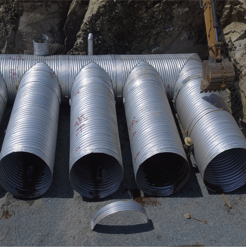 Tuberías de acero en construcción en un sitio de excavación.