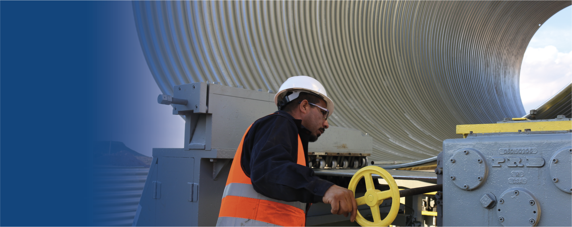Un trabajador con casco y chaleco de seguridad inspeccionando maquinaria en una planta industrial CONTECH MÉXICO