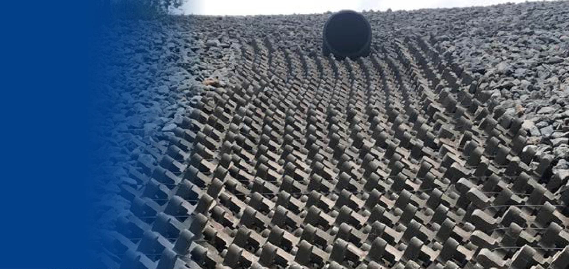 Vista aérea de un techo con tejas de arcilla y un tambor negro en el centro.