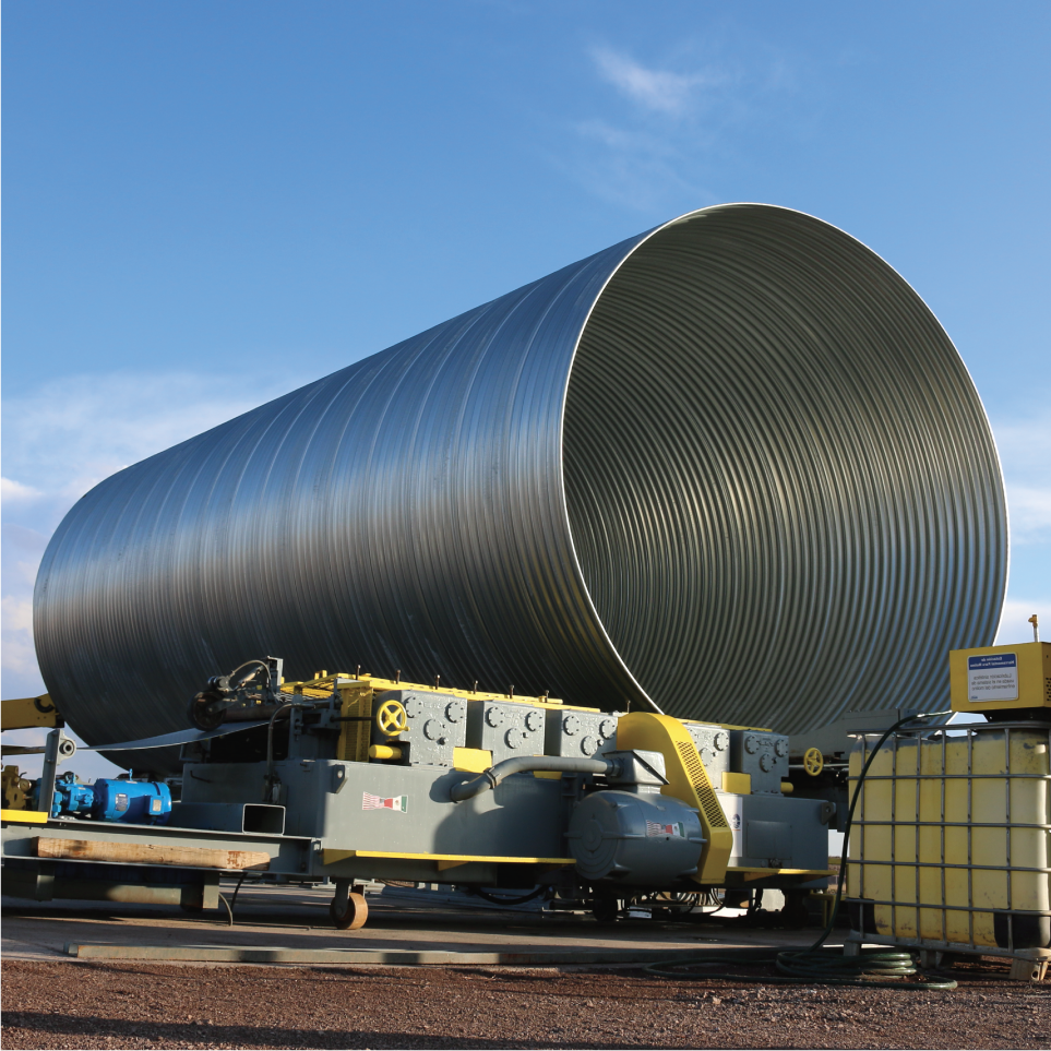 Un gran tubo metálico en construcción en un sitio industrial.