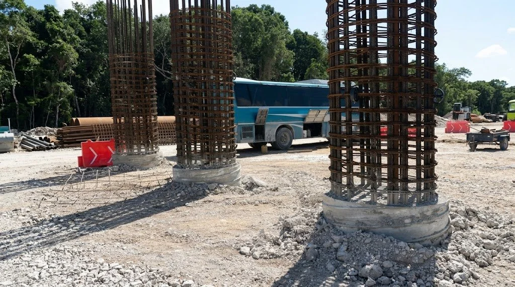 Estructuras de acero de refuerzo en una obra de construcción al aire libre.