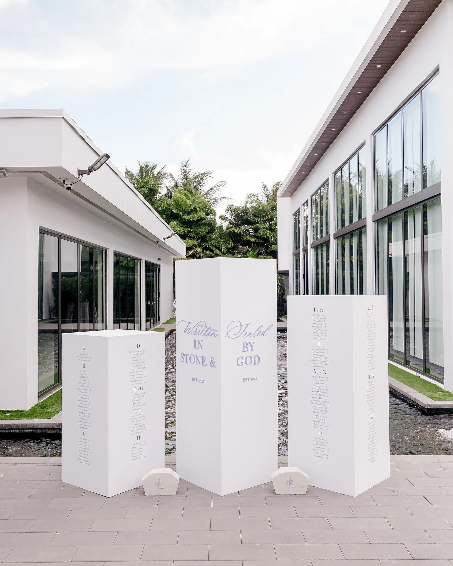 Seating Chart Moment 💜 
.
📸: @stanlophotography 
Seating Chart: @joliesacrylicdesigns