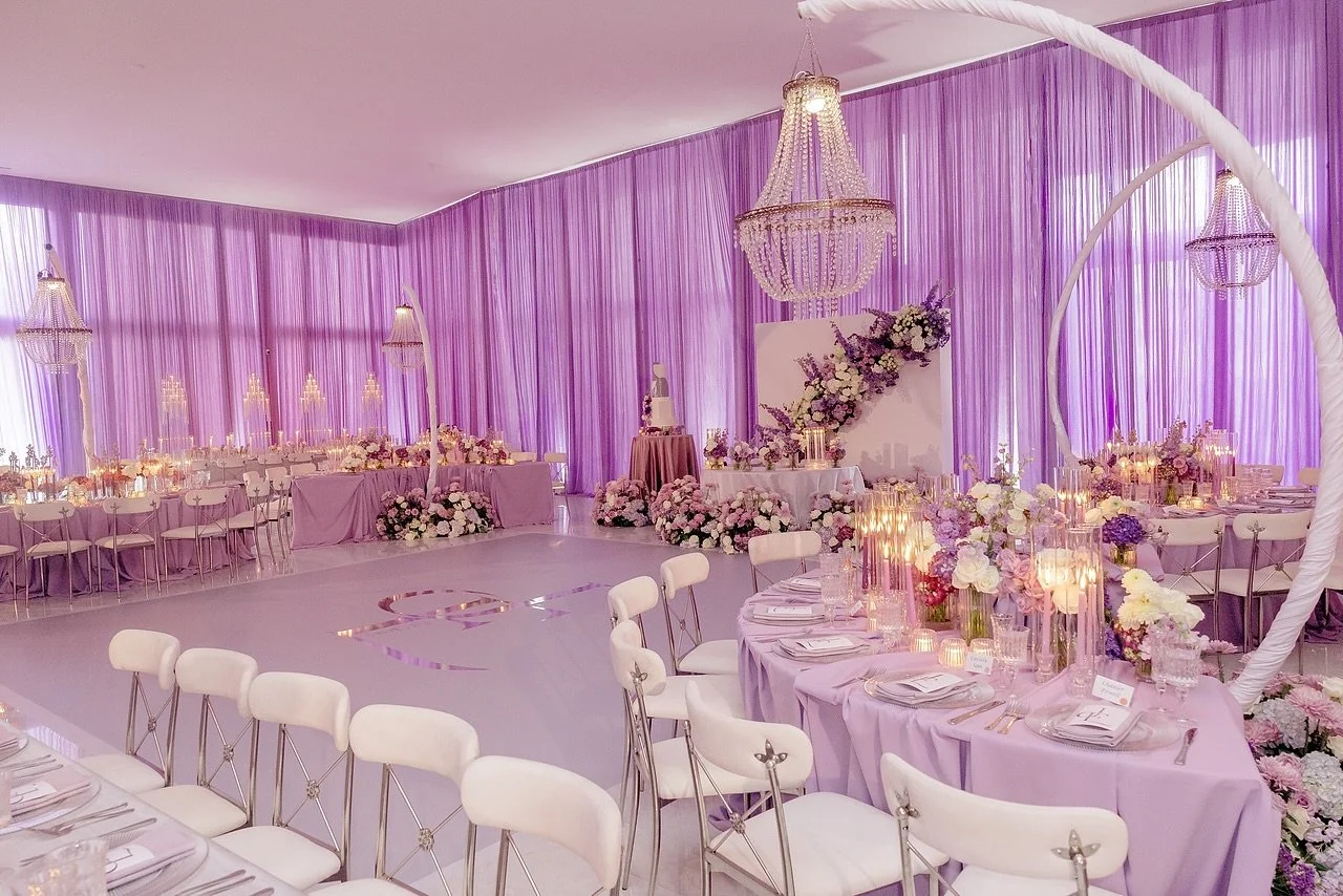 A lavender dream brought to life 💜✨ where every detail whispers romance, elegance, and pure magic. From the candlelit glow to the cascading florals.
Proof that soft, feminine palettes can still make the boldest statement.
.

Bride &amp; Groom: @edin
