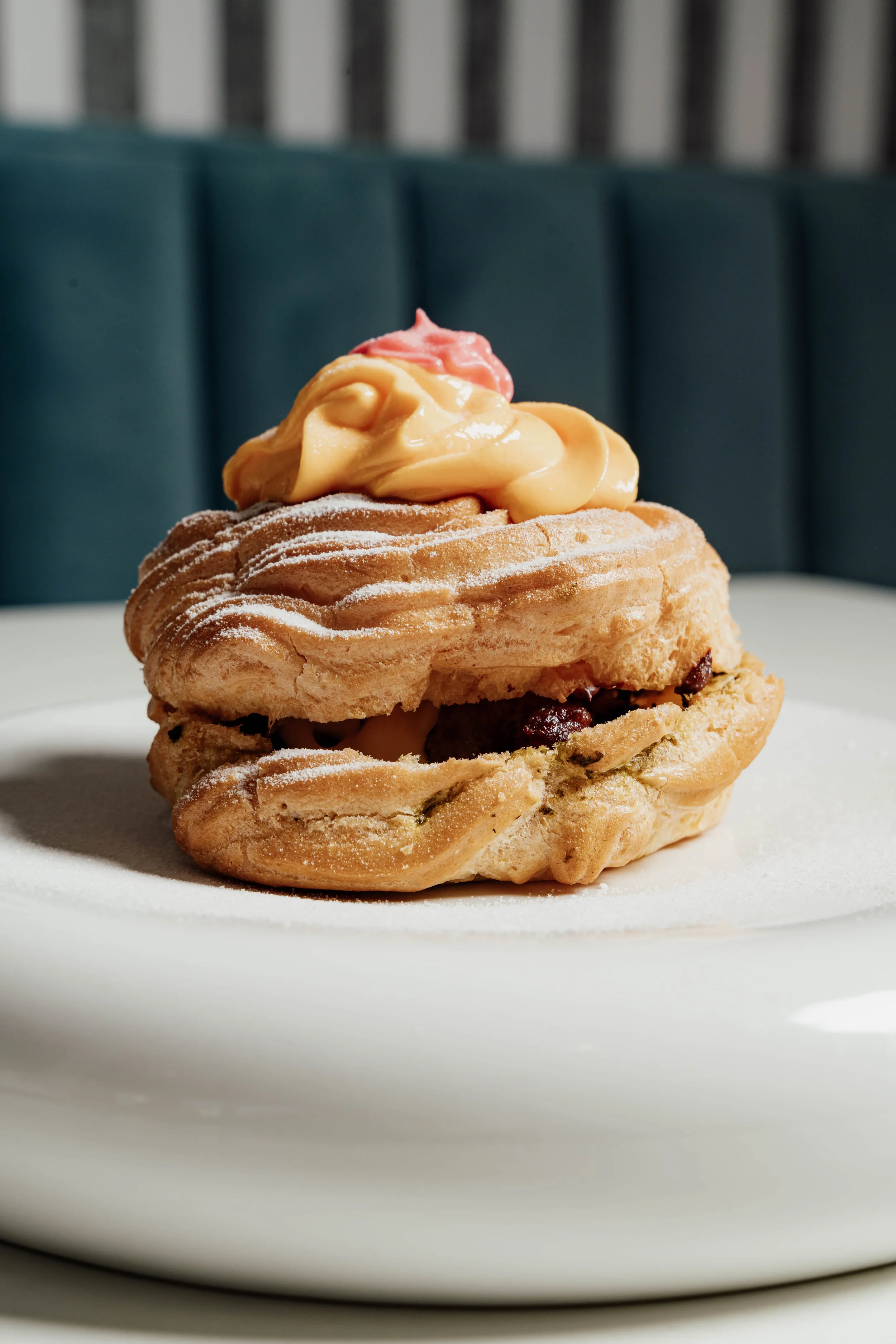 Zeppola di San Giuseppe salata preparata da Armonì Restaurant, ispirata alla tradizione napoletana.