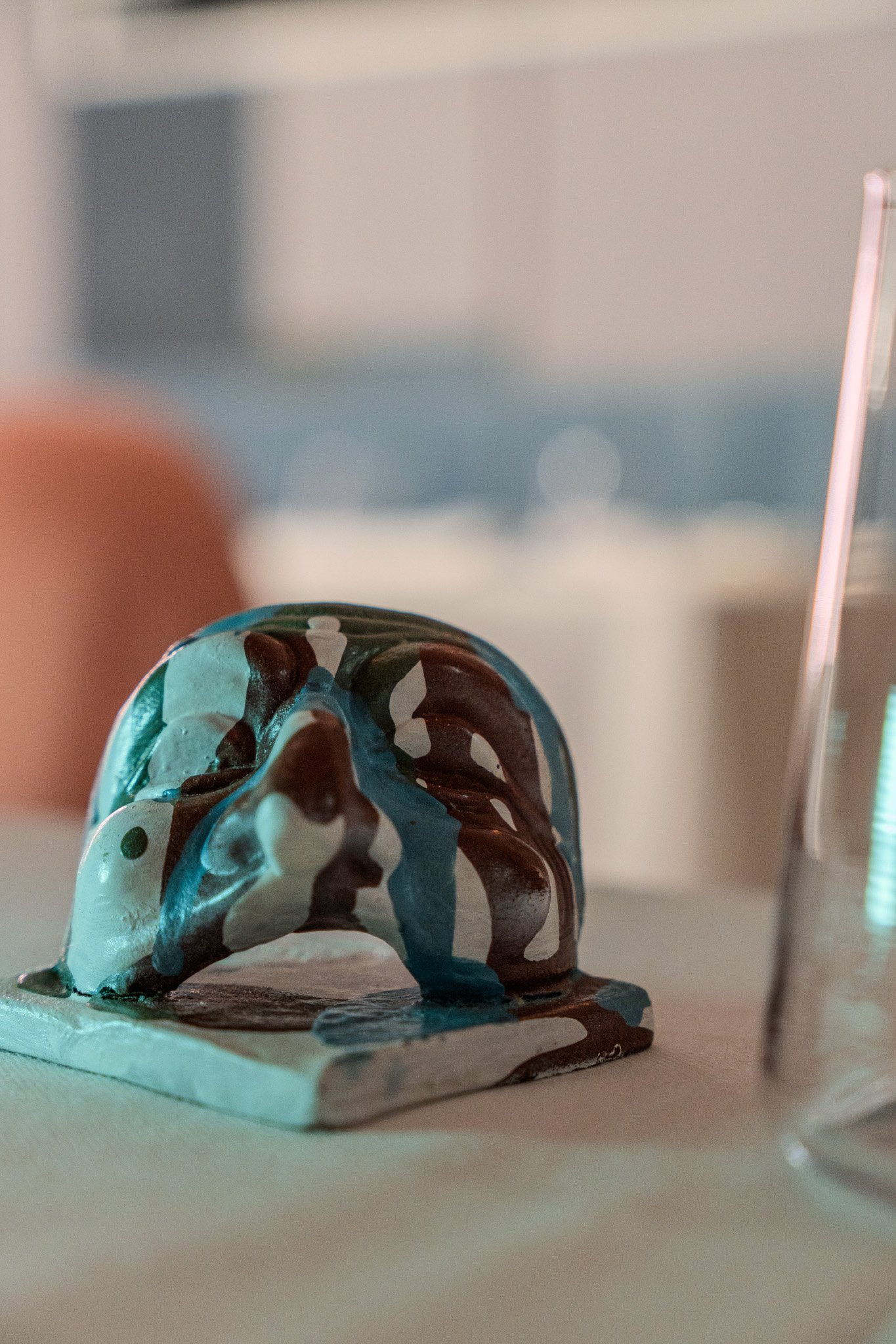 Elemento decorativo artistico all’interno di Armonì Restaurant Pozzuoli, centro tavola richiamo alla cultura partenopea