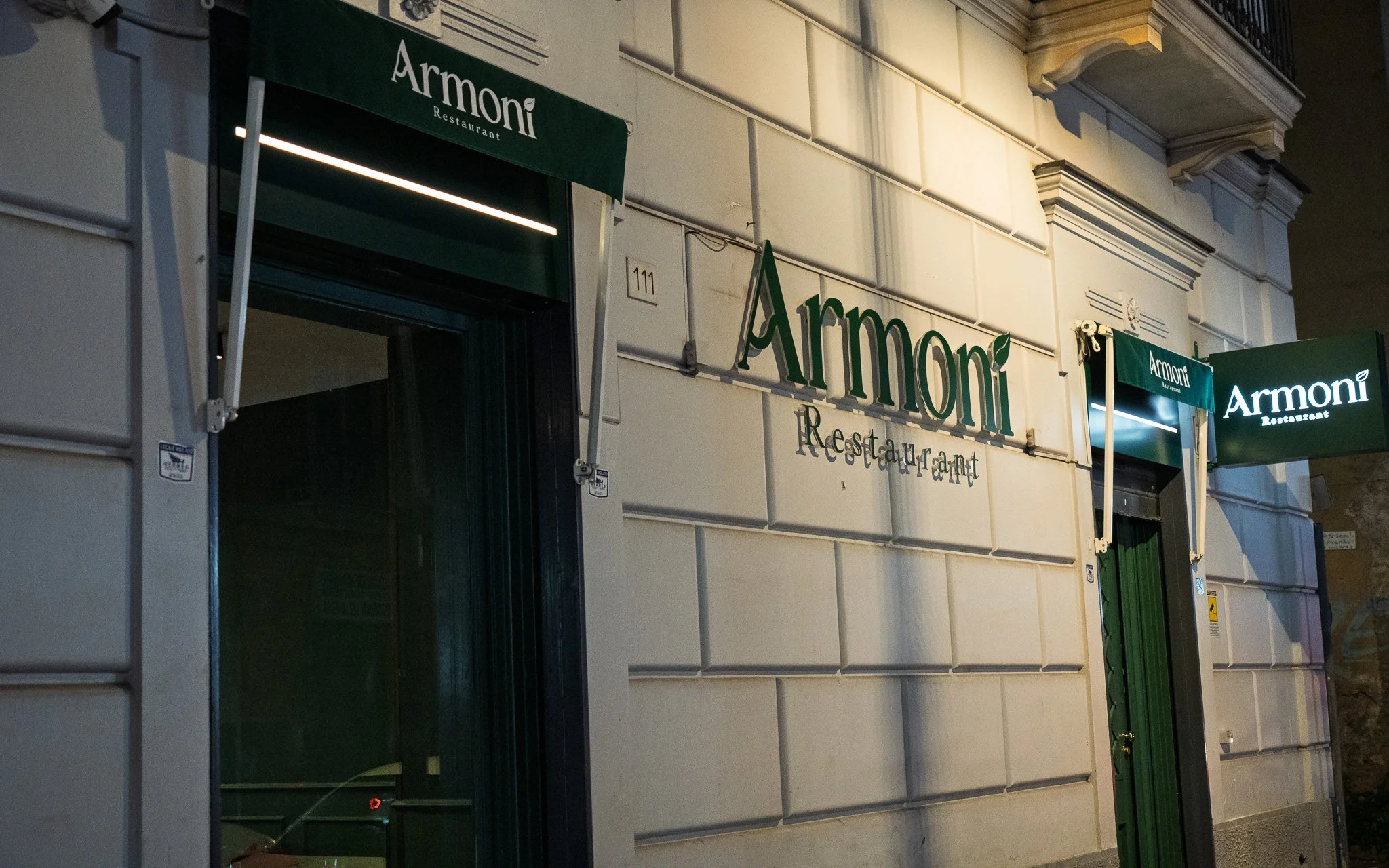 Ingresso esterno di Armonì Restaurant Aversa, ristorante elegante nel centro di Aversa.