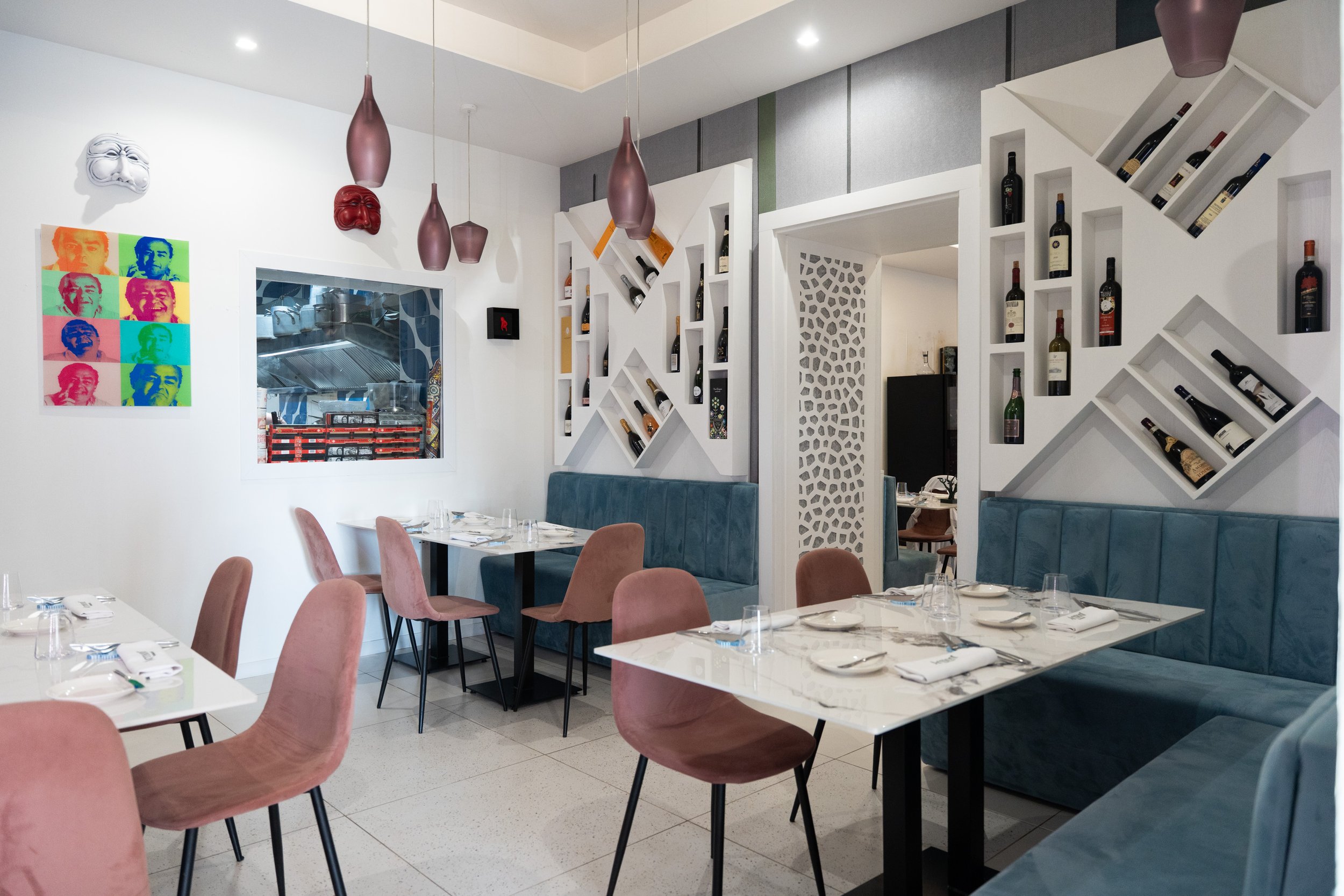 Sala luminosa di Armonì Pozzuoli con cucina a vista