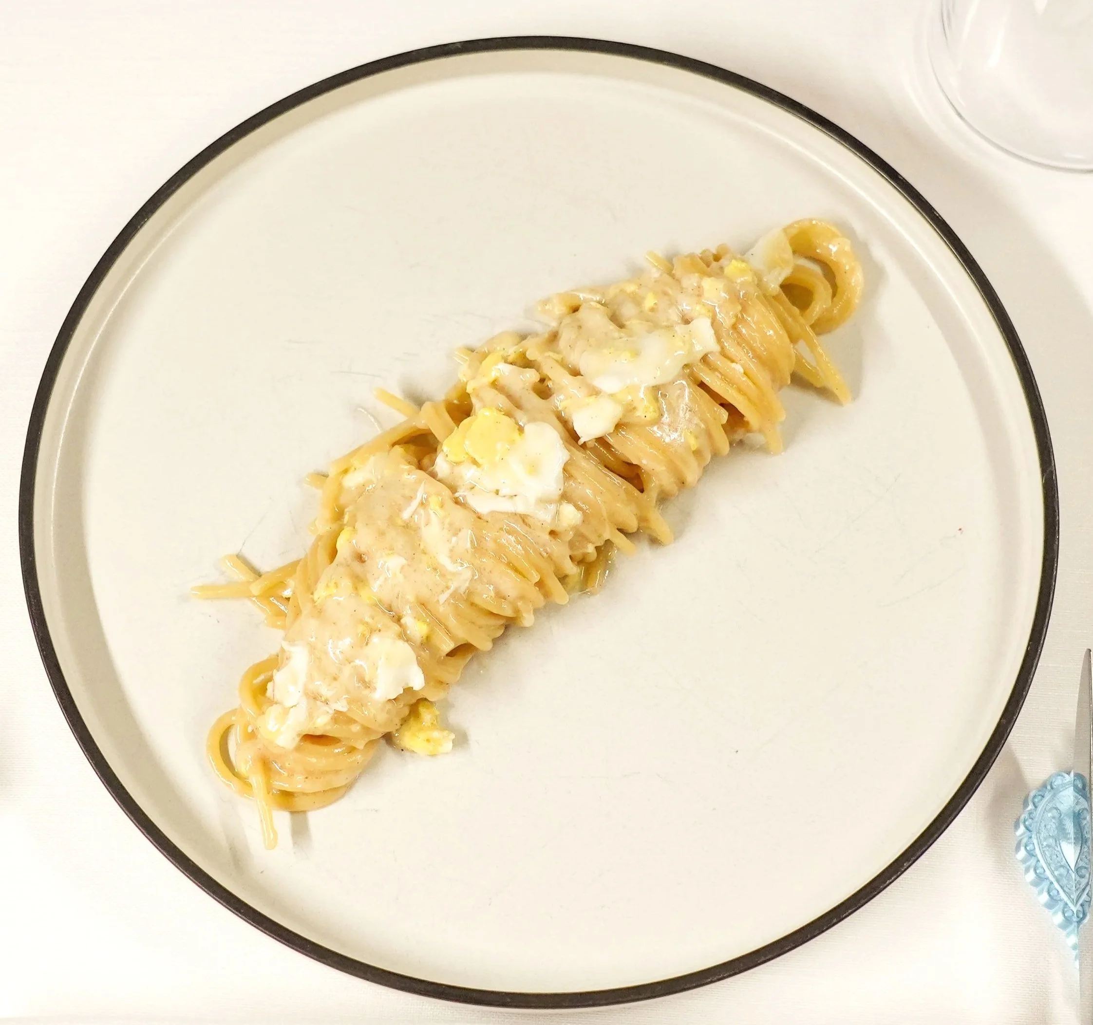 ’A Puveriello classica con pasta, uovo, sugna, Pecorino e pepe