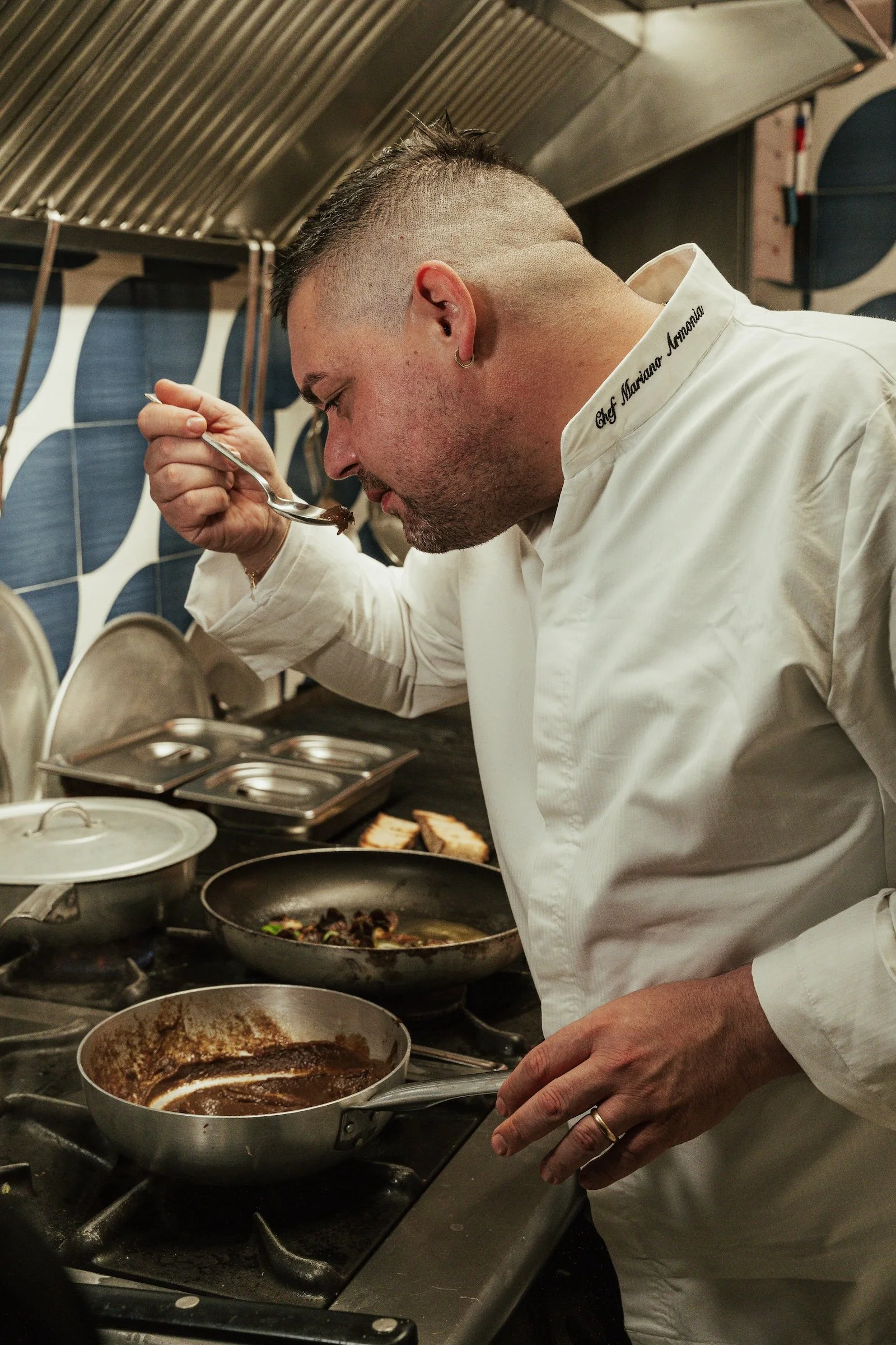 Chef Mariano Armonia durante l’assaggio di un piatto in cucina