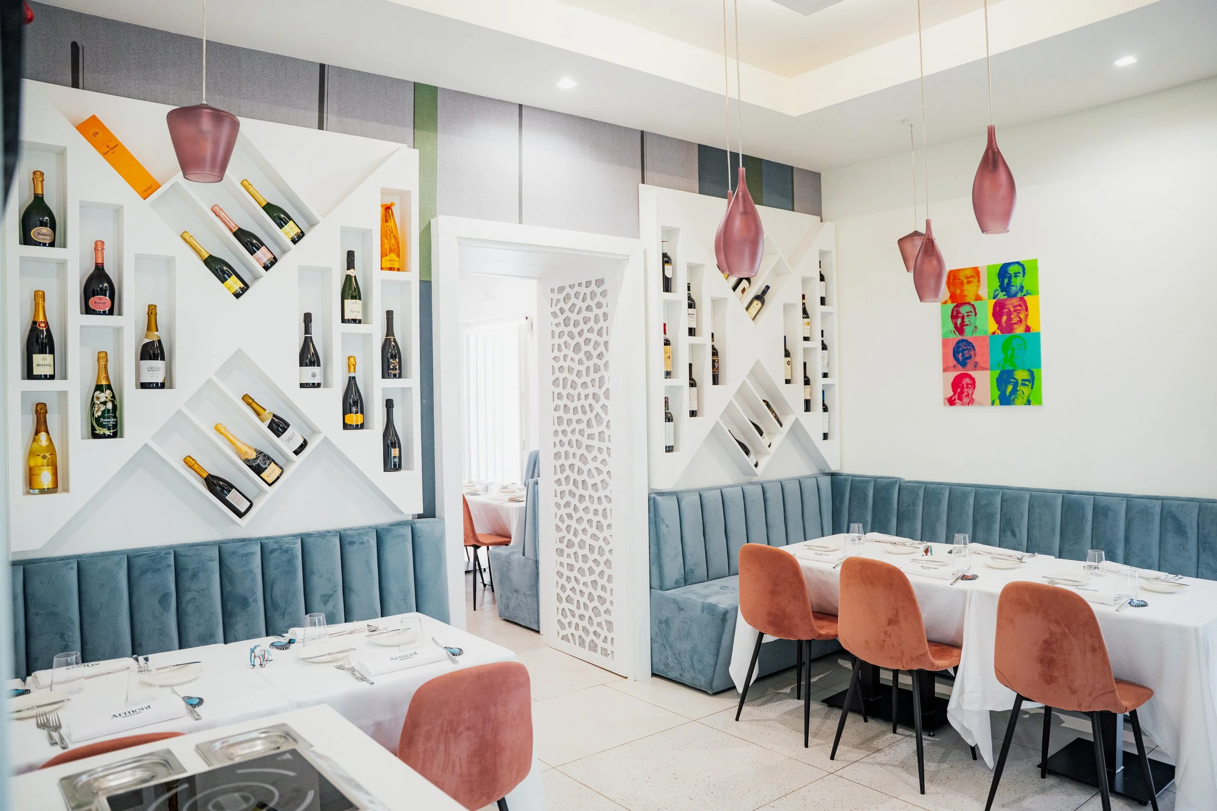 Sala di Armonì Restaurant a Pozzuoli con parete dedicata ai vini, atmosfera intima ed elegante.