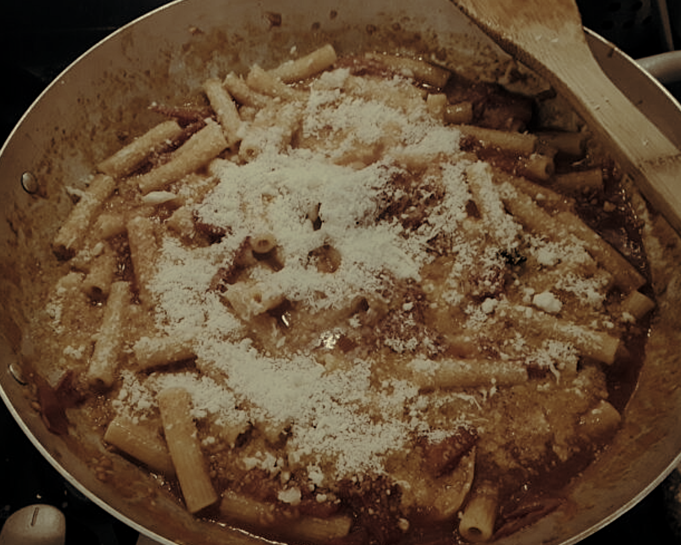 Scarpariello napoletano nella sua versione classica, preparato in pentola con pasta corta, pomodoro e abbondante formaggio grattugiato. Il piatto simbolo della cucina di recupero dei vicoli di Napoli.