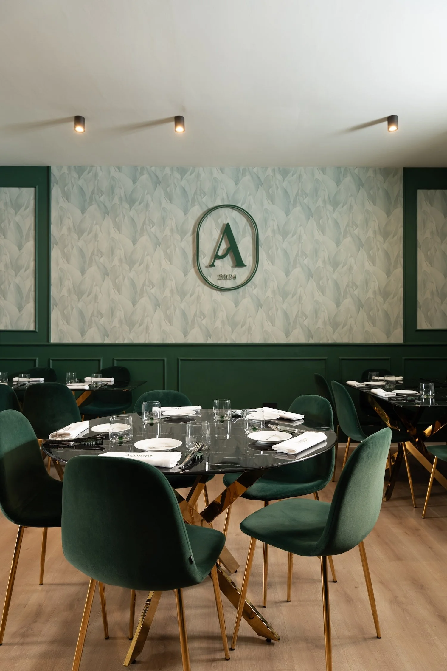 Sala di Armonì Restaurant Aversa con pareti verdi e tavoli apparecchiati