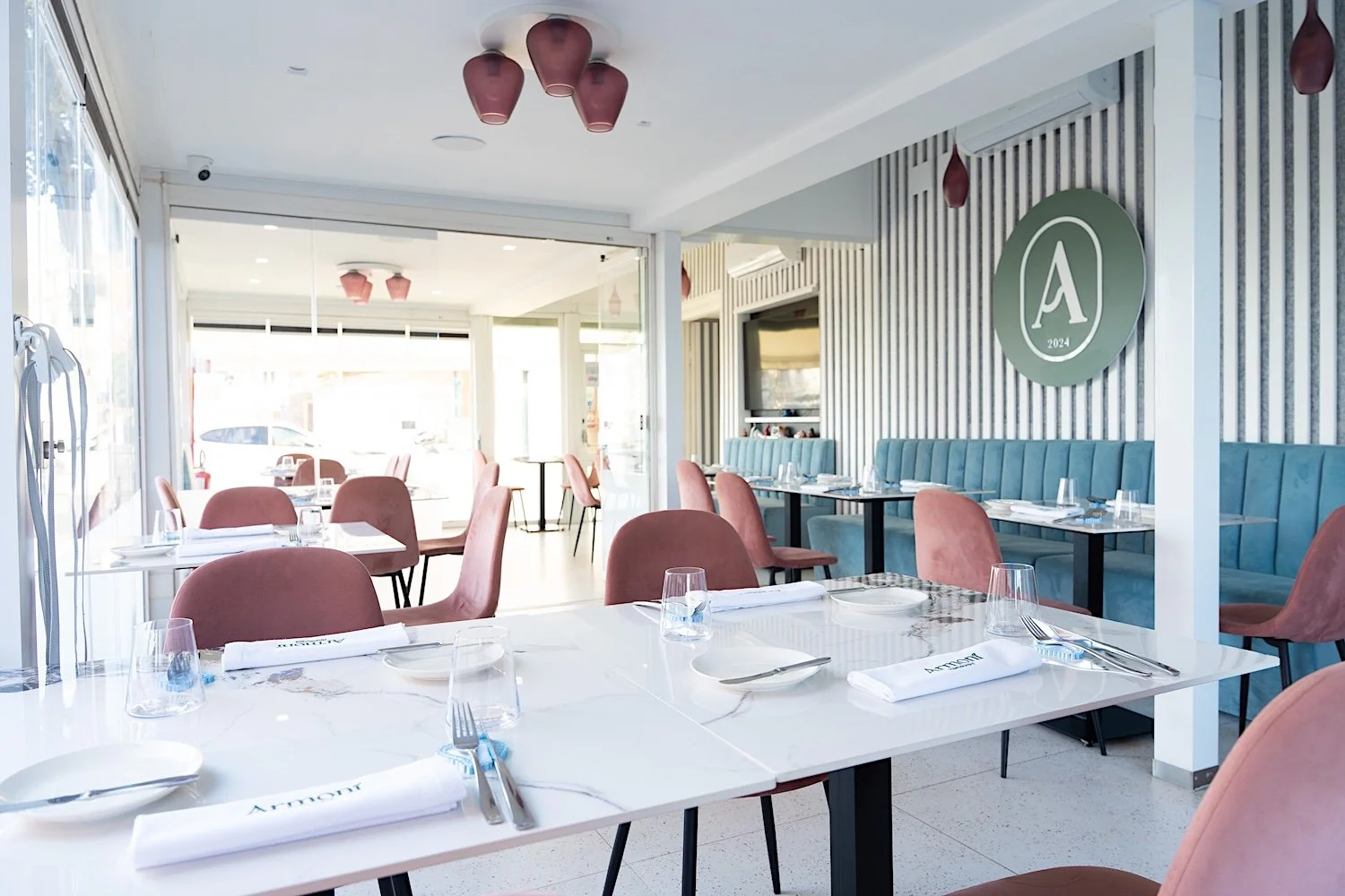 Sala esterna di Armonì Restaurant Pozzuoli con tavoli apparecchiati e ambiente elegante