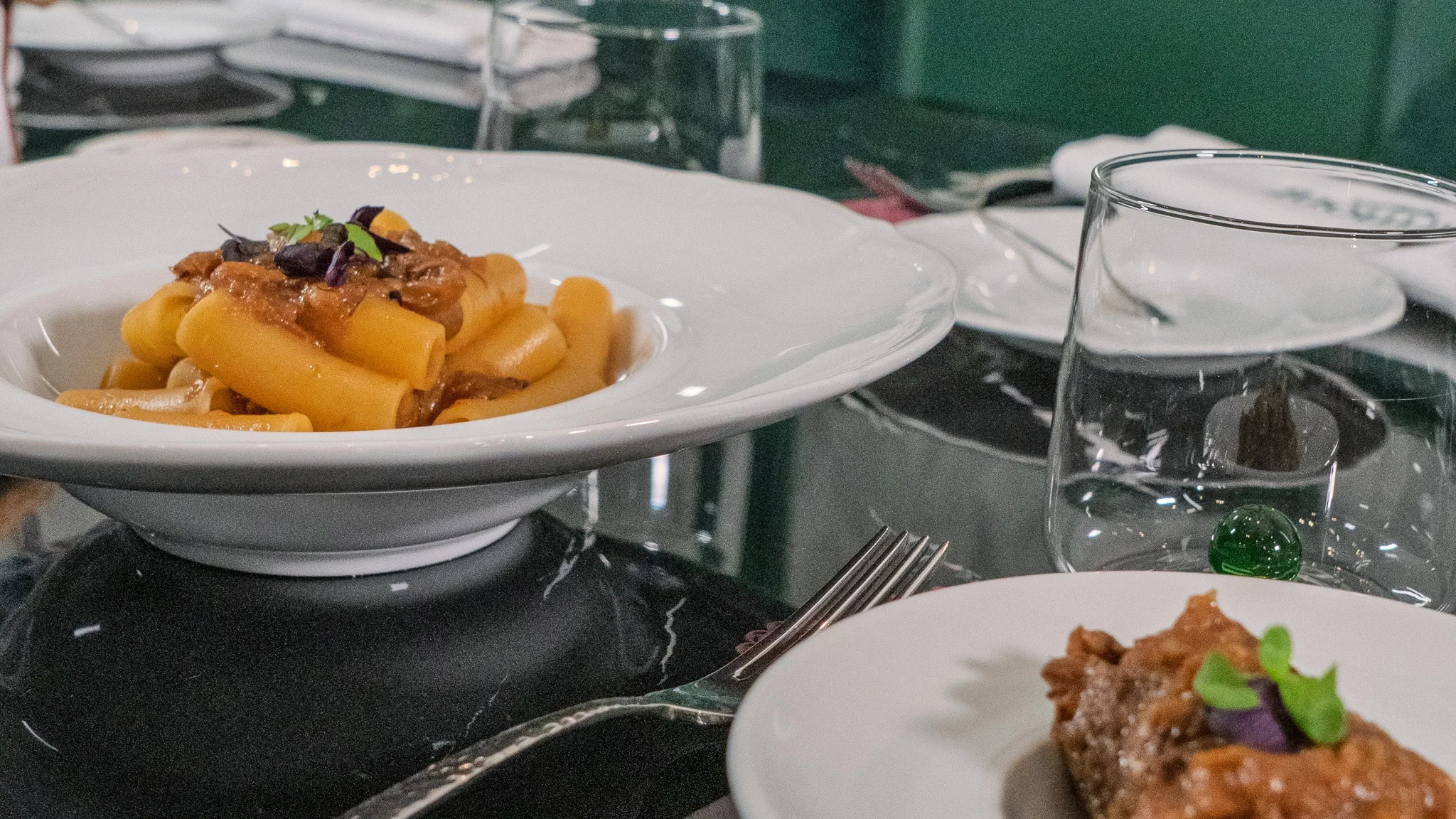 Dettaglio della Genovese di Armonì Restaurant, piatto simbolo della cucina napoletana, caratterizzato da una preparazione lenta e profonda senza forzature.