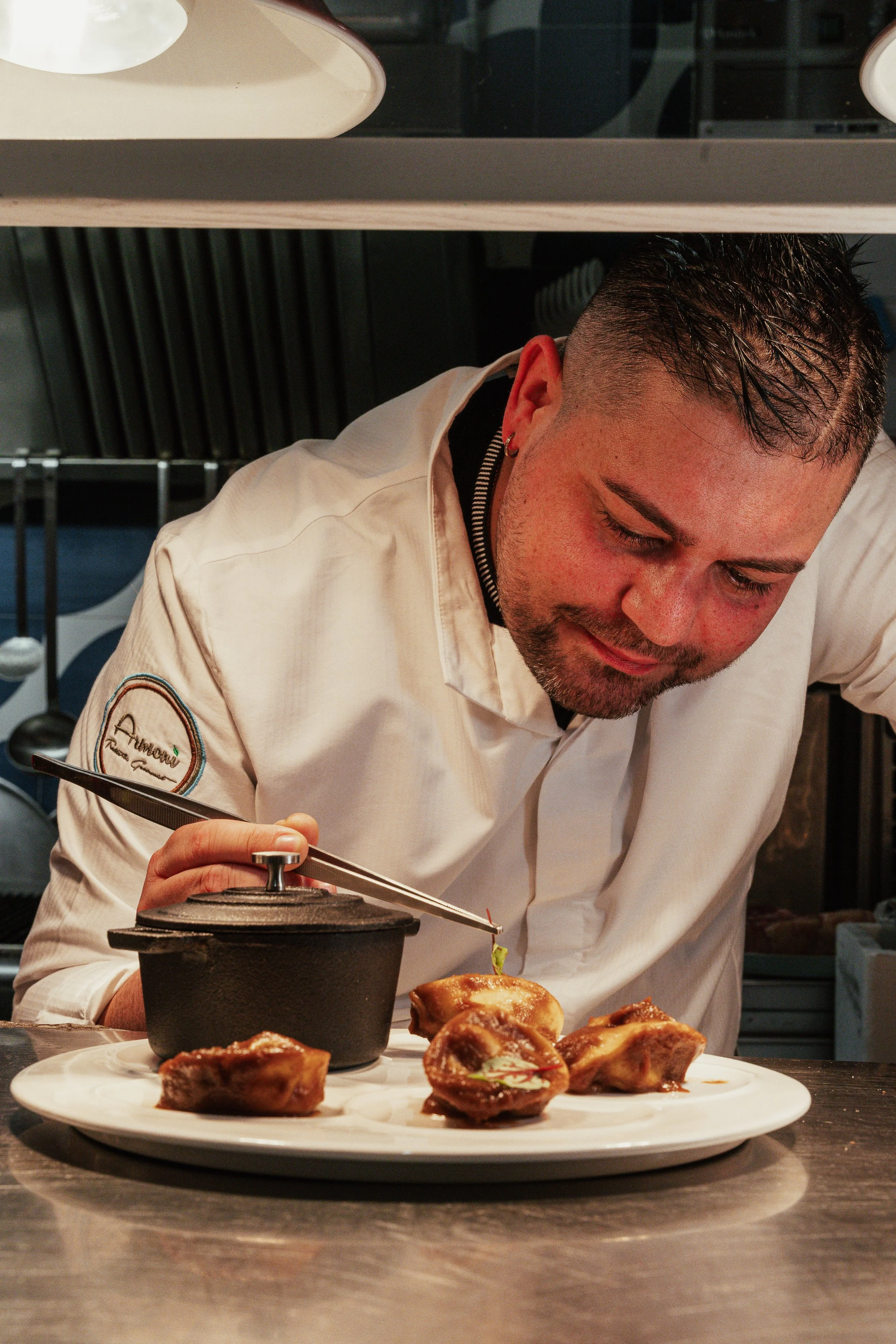 Chef Mariano Armonia impegnato nell’impiattamento durante un servizio private chef.