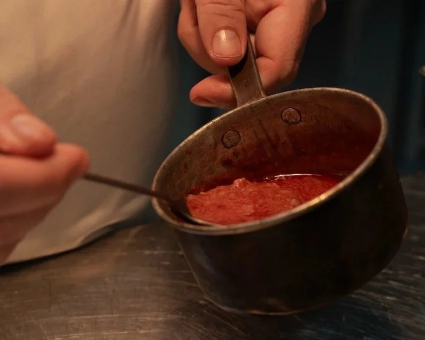Preparazione di una ricetta napoletana nella cucina di Armonì Aversa