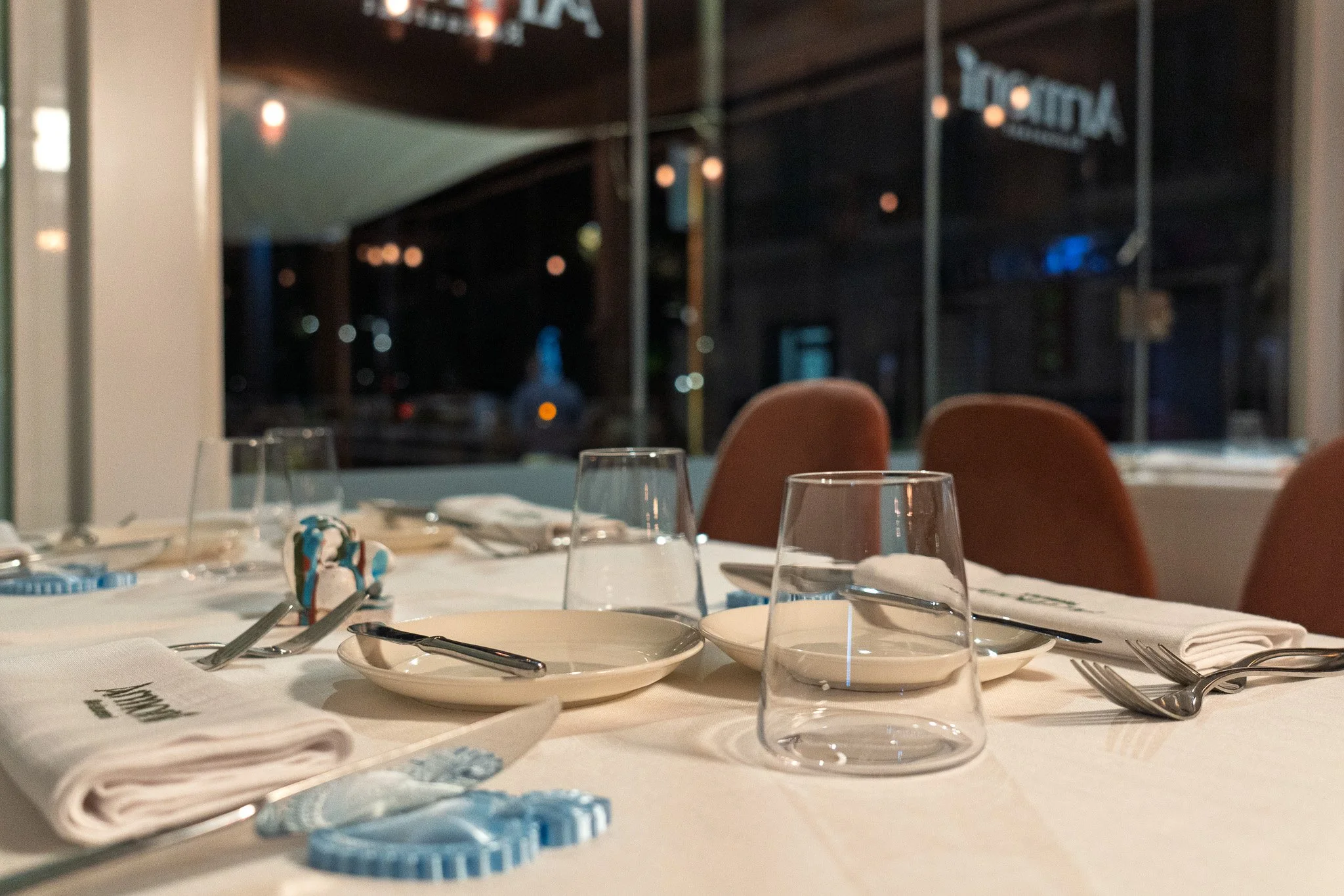 Tavolo apparecchiato per il servizio serale da Armonì Restaurant Pozzuoli, eleganza discreta e cura dei dettagli.