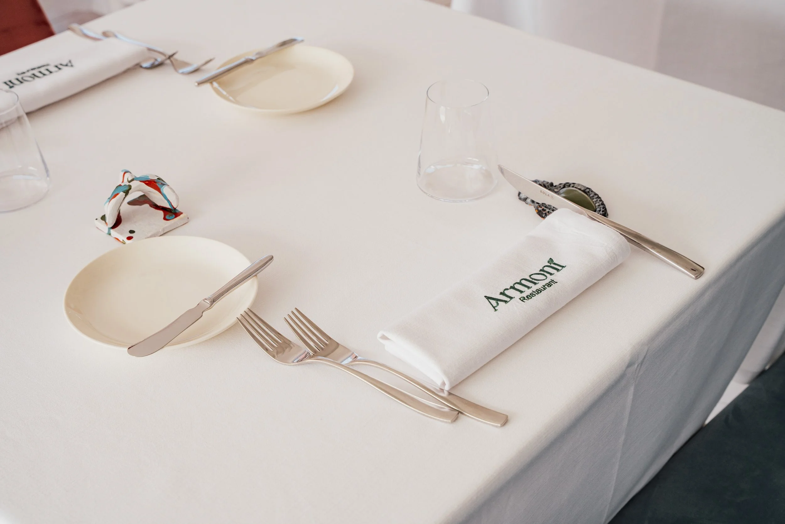 Dettaglio della mise en place di Armonì Restaurant Pozzuoli, cura dei particolari e stile elegante per ogni servizio.