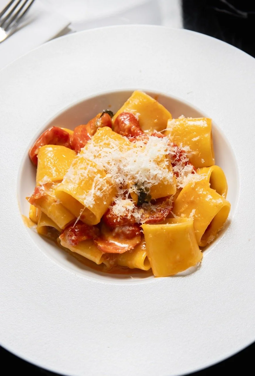 Pasta allo scarpariello napoletano con pomodoro, formaggio grattugiato e basilico