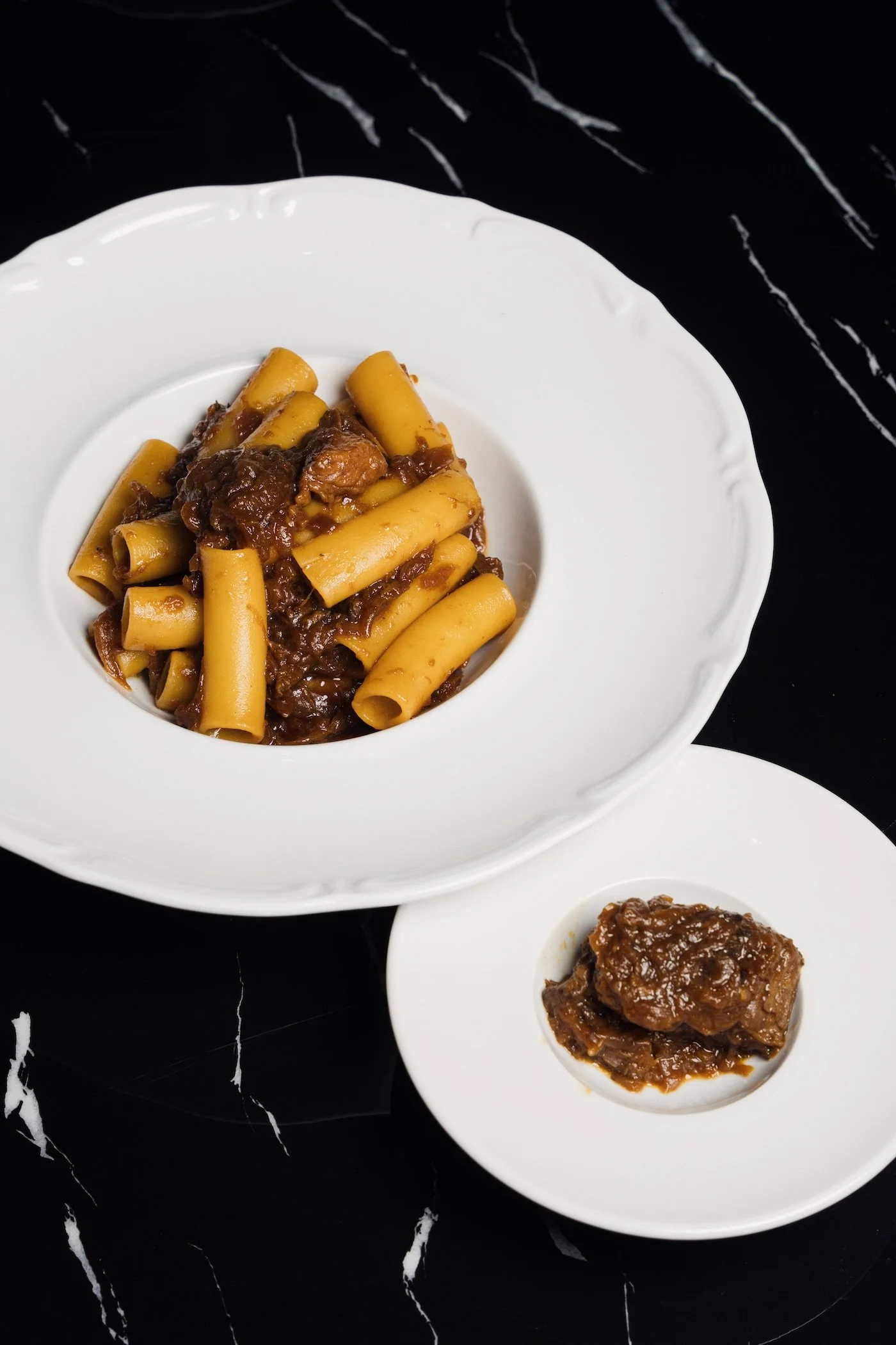 Piatto di Genovese napoletana e carne della lunga cottura