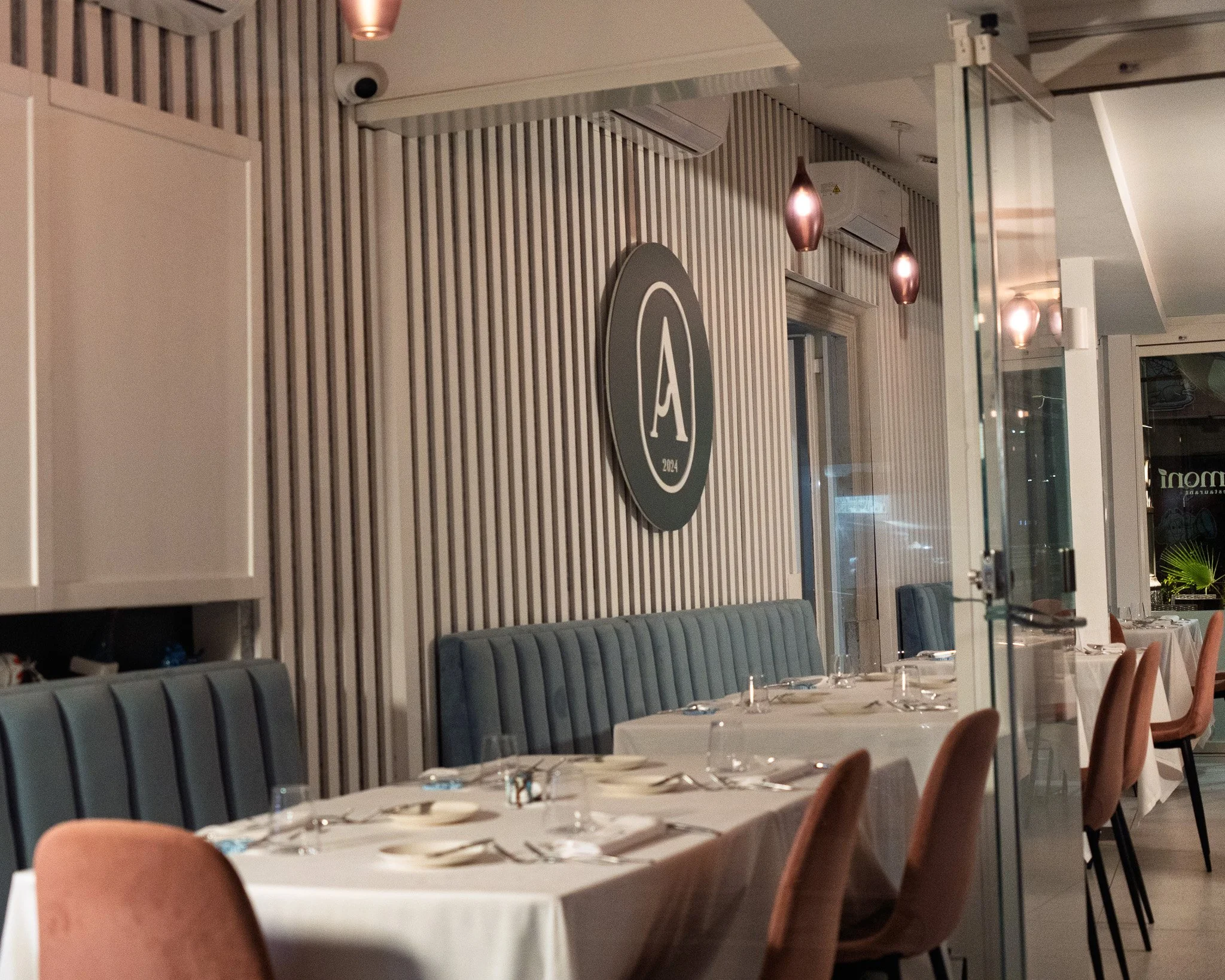 Atmosfera serale di Armonì Restaurant a Pozzuoli, luci calde e ambiente raffinato per una cena rilassante