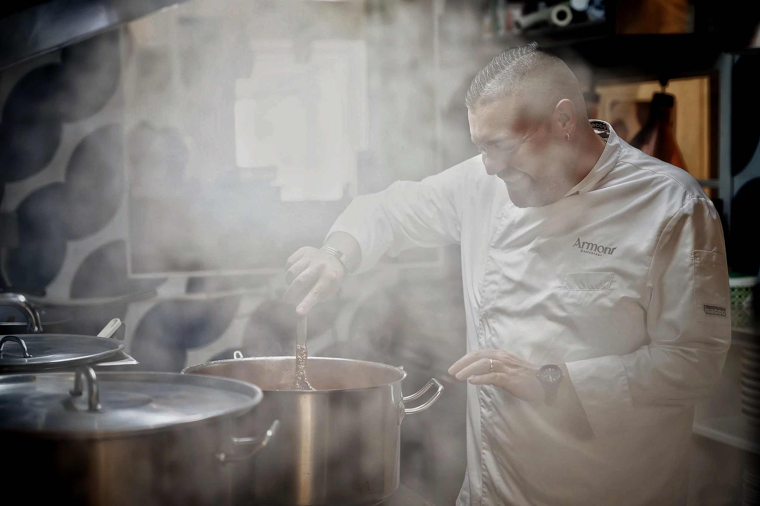 Chef Mariano Armonia durante il servizio