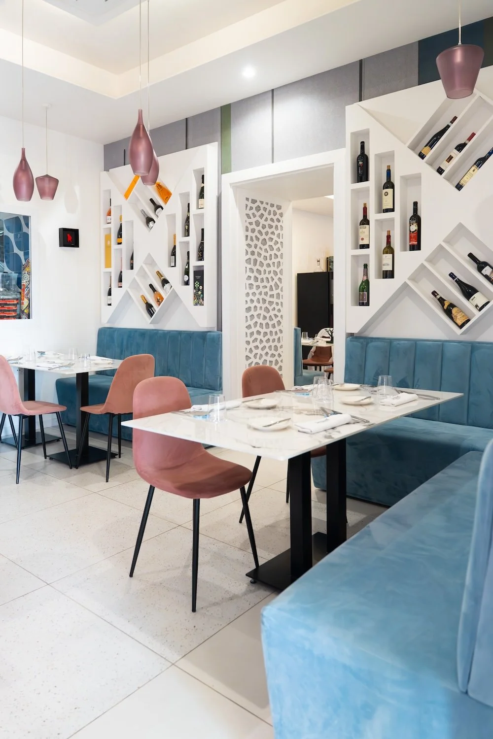 Sala di Armonì Restaurant Pozzuoli con ambiente accogliente e tavoli apparecchiati